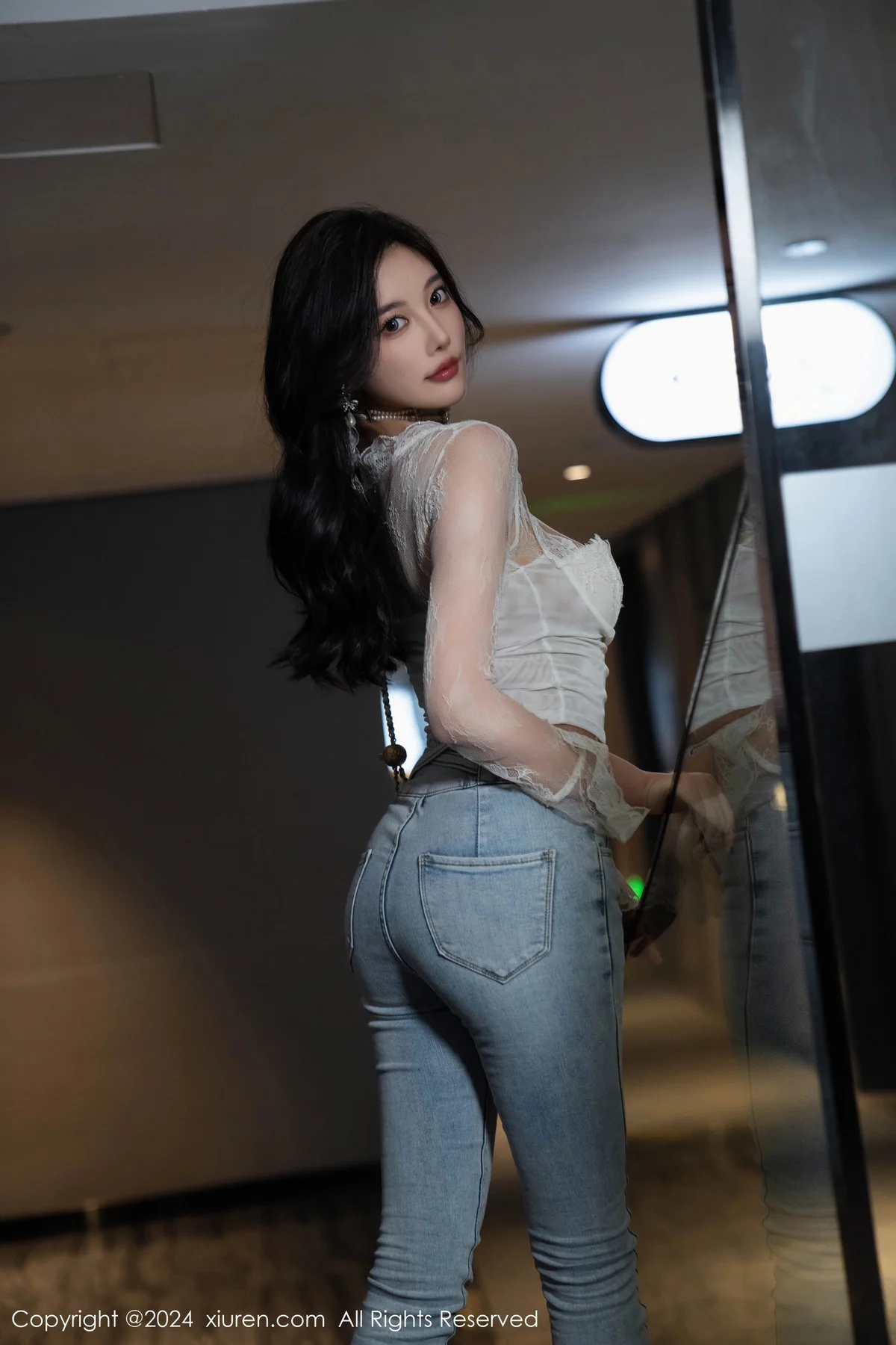 杨晨晨Yome性感白色上衣配牛仔长裤秀丰腴身姿绝美写真 第 23 张