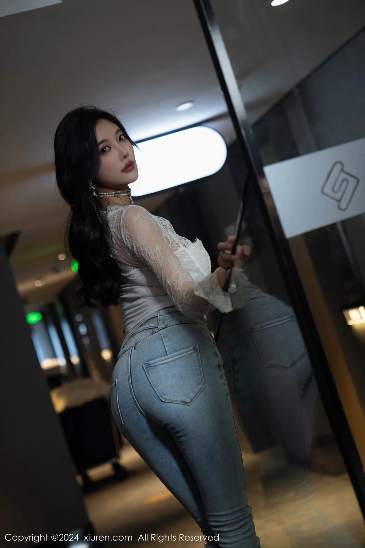 杨晨晨Yome性感白色上衣配牛仔长裤秀丰腴身姿绝美写真 第 25 张