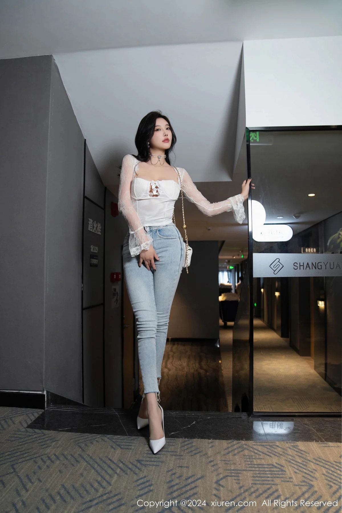 杨晨晨Yome性感白色上衣配牛仔长裤秀丰腴身姿绝美写真 第 40 张