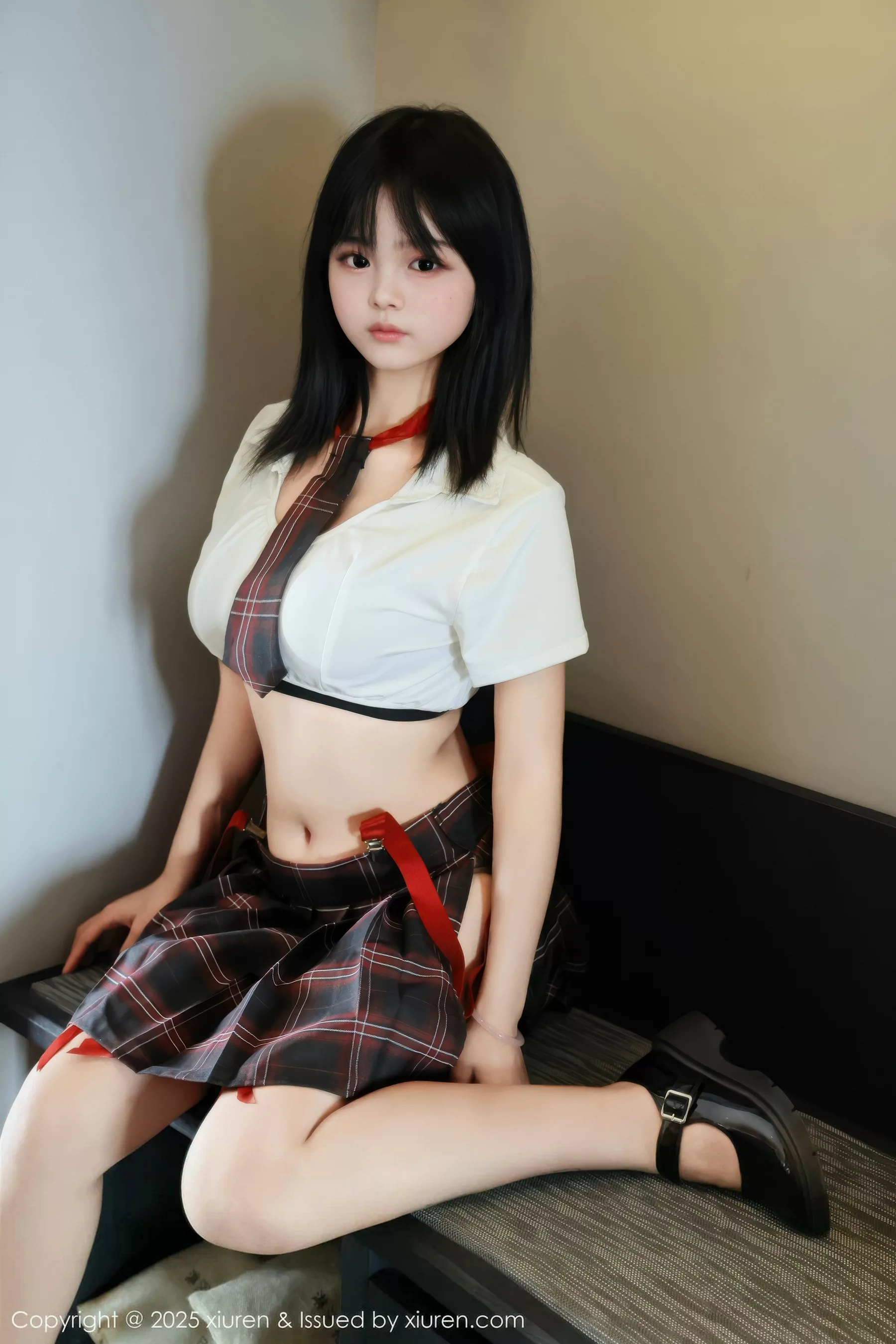 小泠性感短款上衣露黑色内衣配格子裙秀丰满身材绝美写真 第 18 张