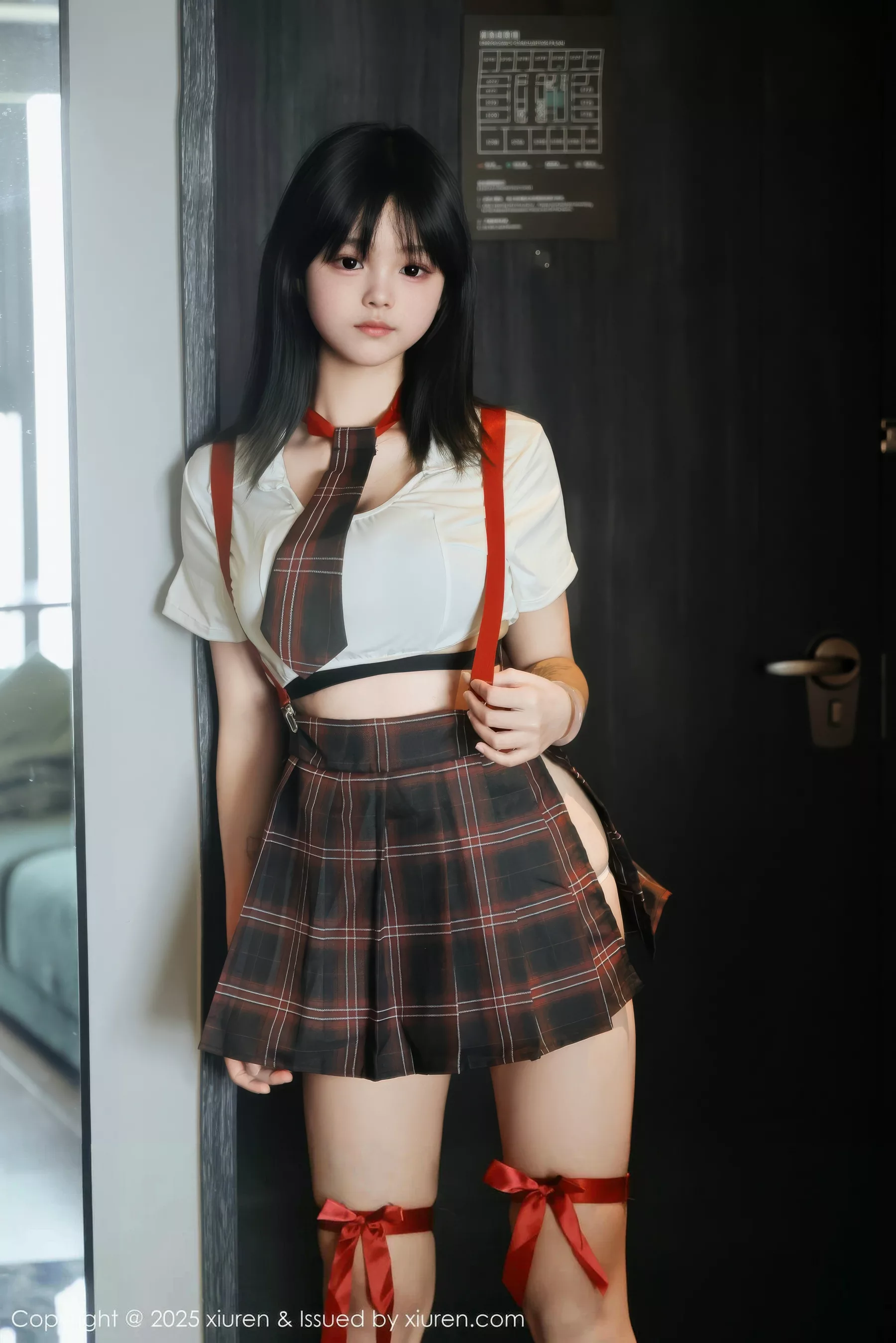 小泠性感短款上衣露黑色内衣配格子裙秀丰满身材绝美写真 第 2 张
