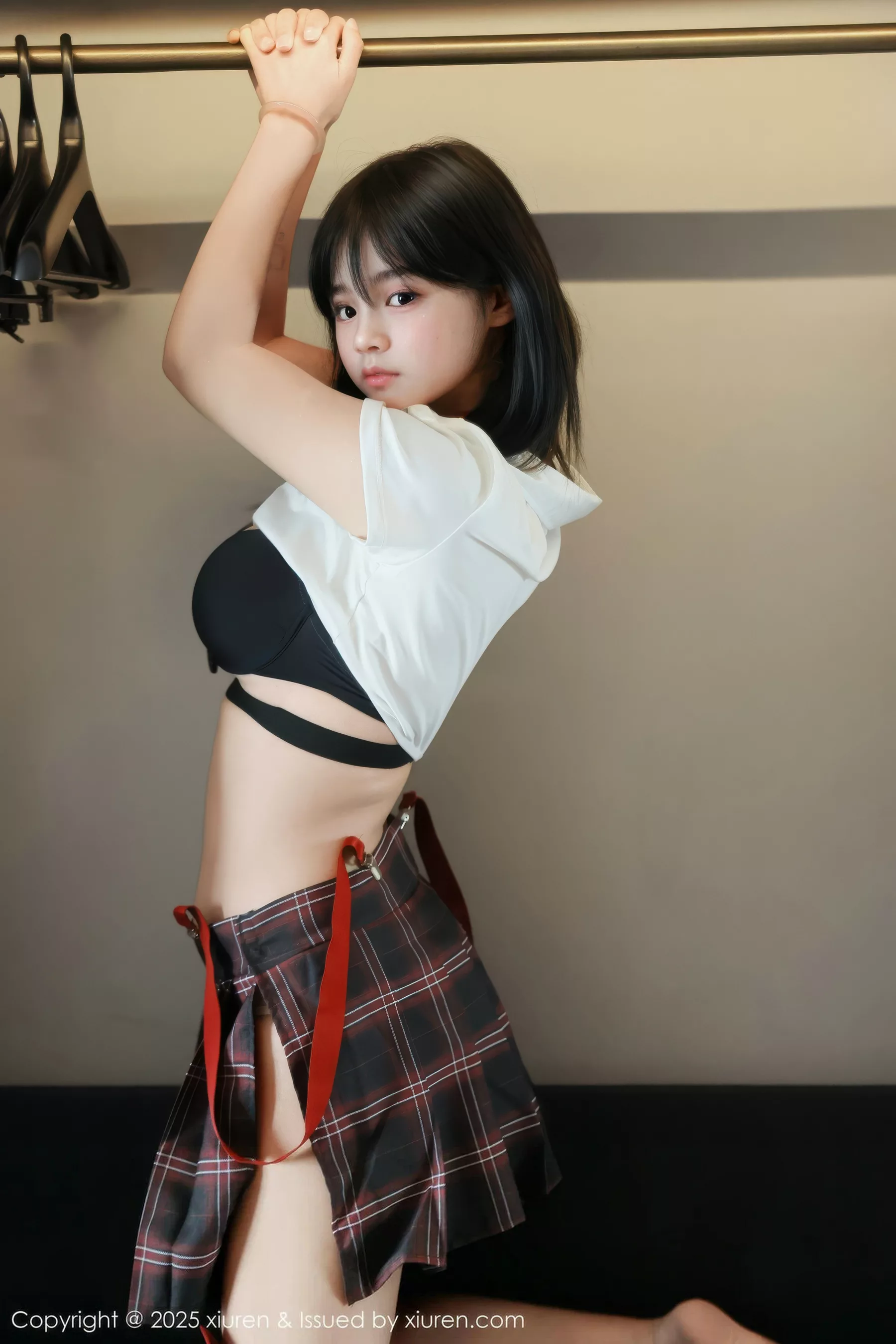 小泠性感短款上衣露黑色内衣配格子裙秀丰满身材绝美写真 第 25 张