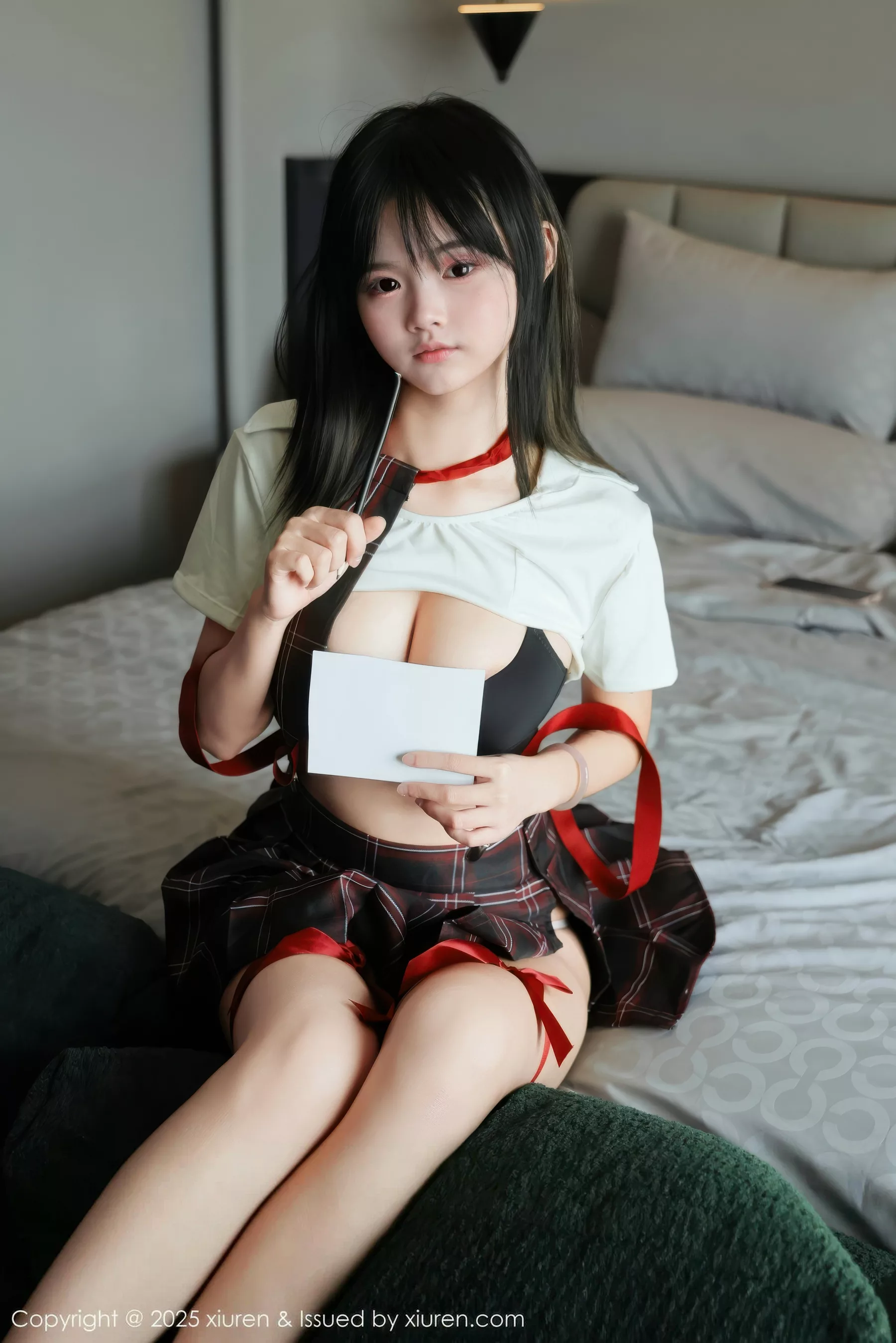 小泠性感短款上衣露黑色内衣配格子裙秀丰满身材绝美写真 第 44 张