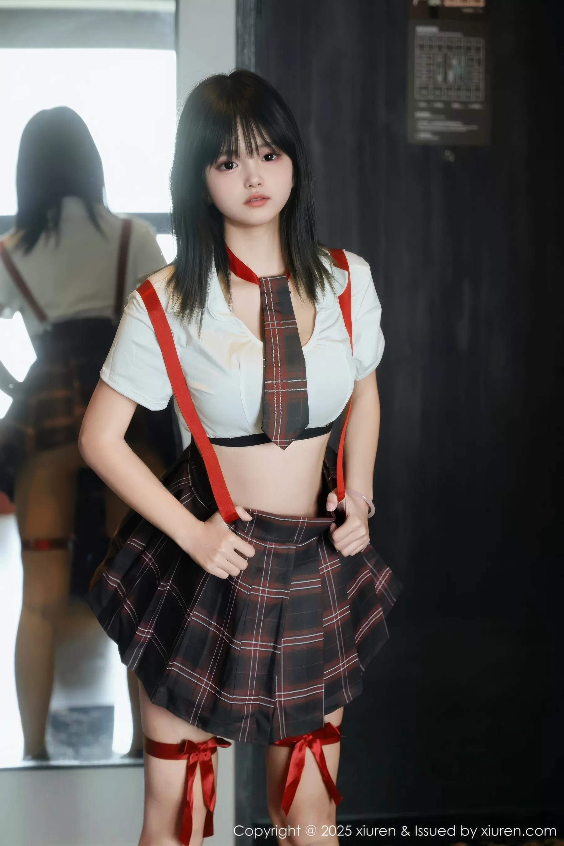 小泠性感短款上衣露黑色内衣配格子裙秀丰满身材绝美写真 第 65 张