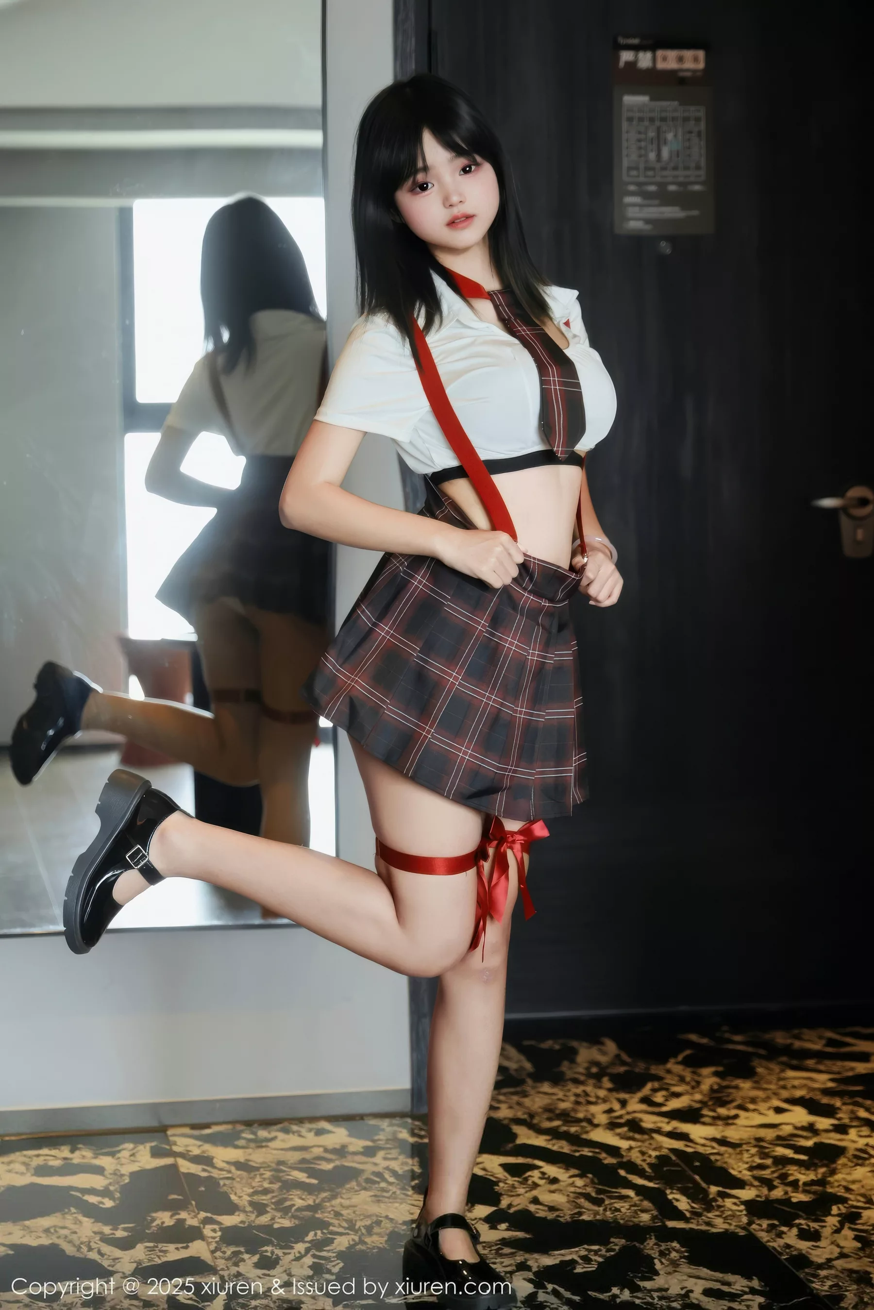小泠性感短款上衣露黑色内衣配格子裙秀丰满身材绝美写真 第 83 张
