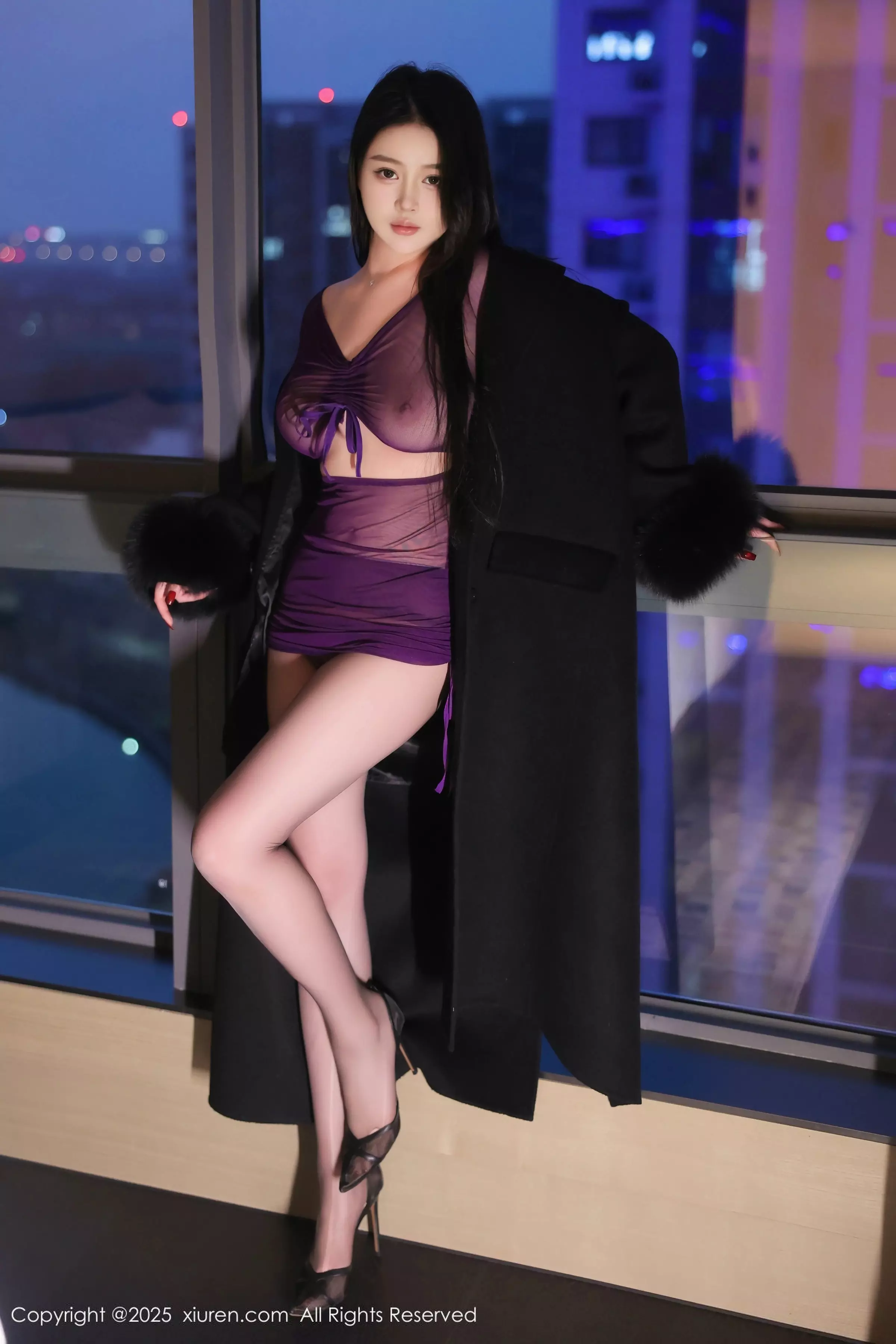 温妮性感紫色薄透情趣服饰配超薄黑丝秀凹凸身材绝美写真 第 21 张