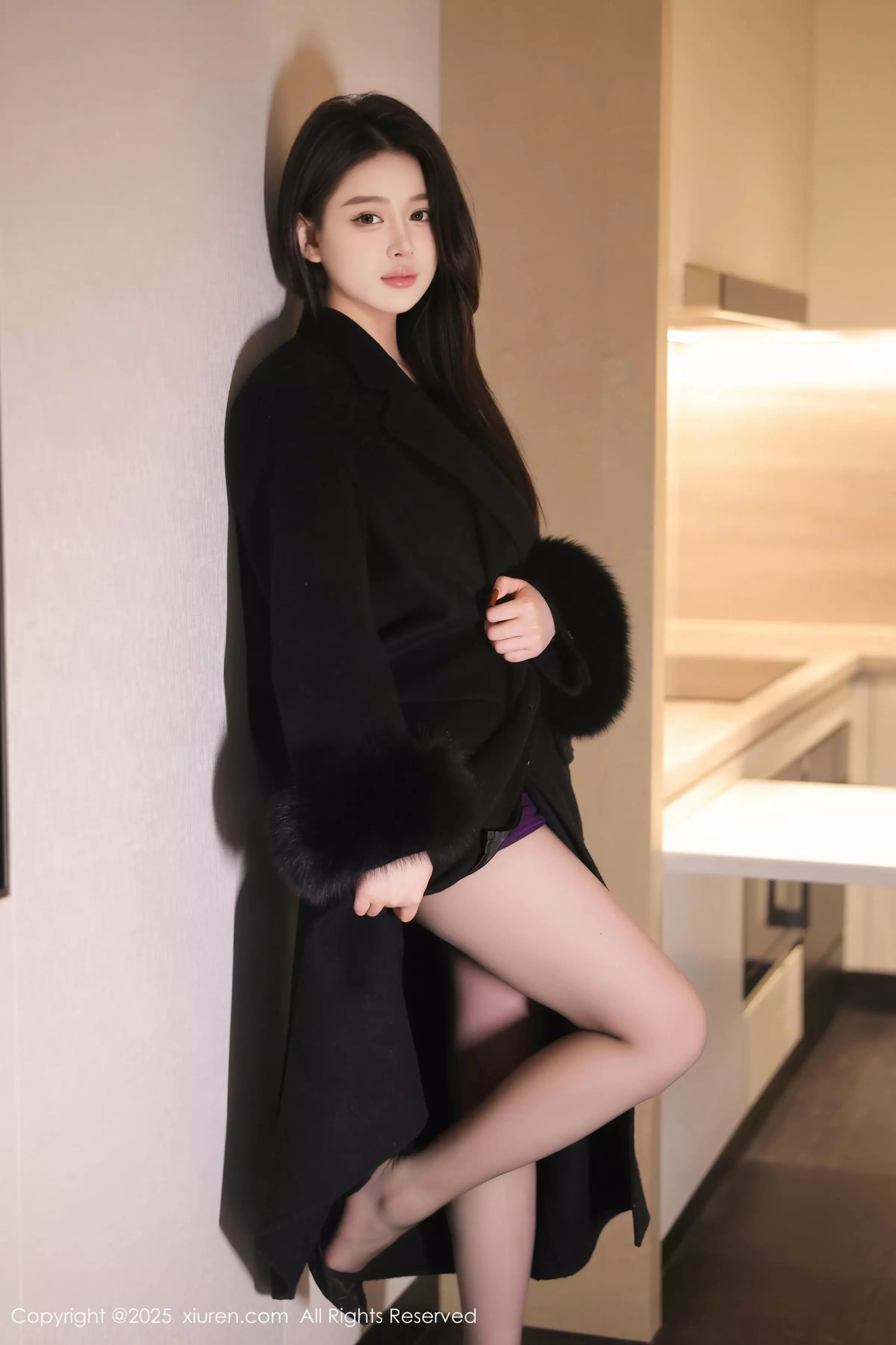 温妮性感紫色薄透情趣服饰配超薄黑丝秀凹凸身材绝美写真 第 5 张
