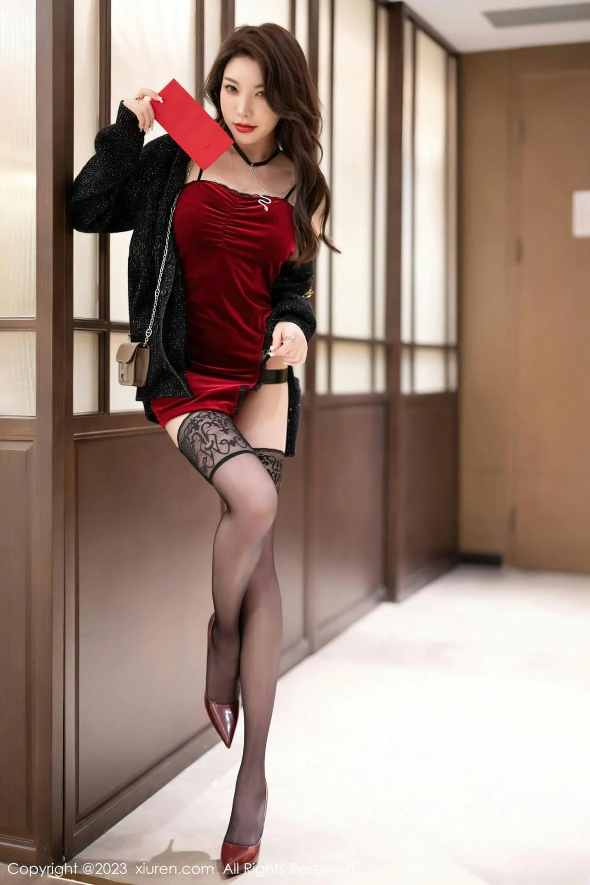 徐莉芝Booty深红色吊带短裙配蕾丝袜秀曼妙身姿绝美写真 第 10 张