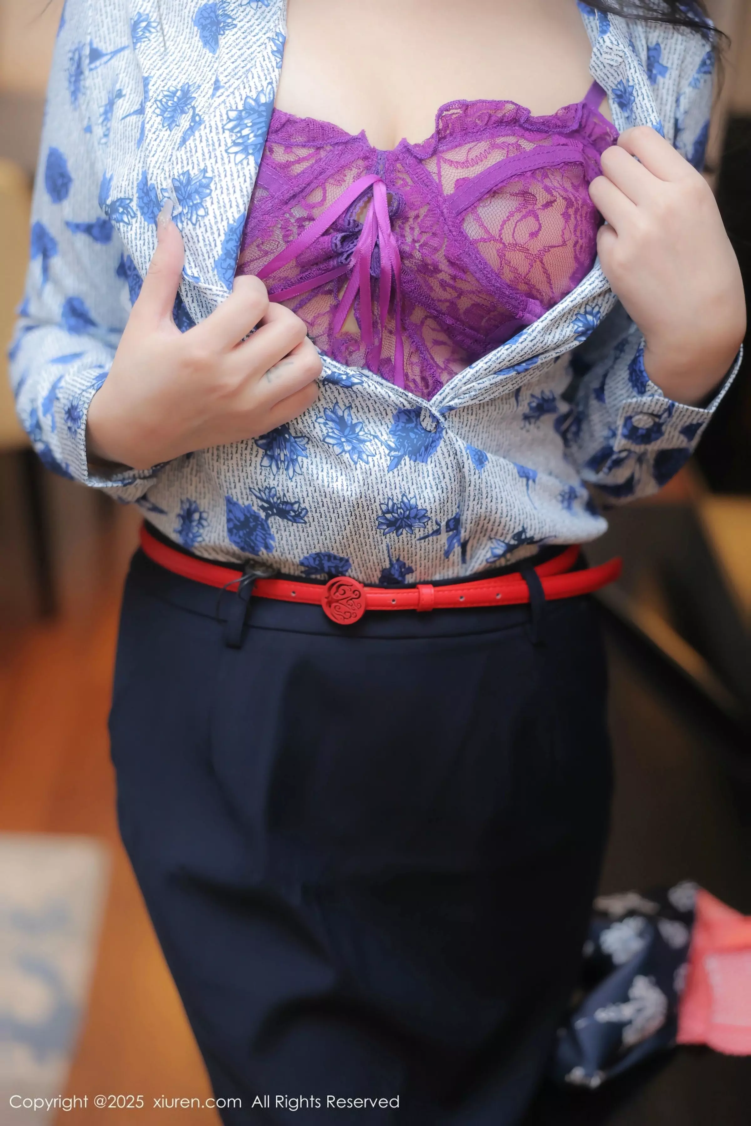 希雅sia性感空姐制服露紫色情趣内衣秀丰腴身材完美绝美写真 第 14 张