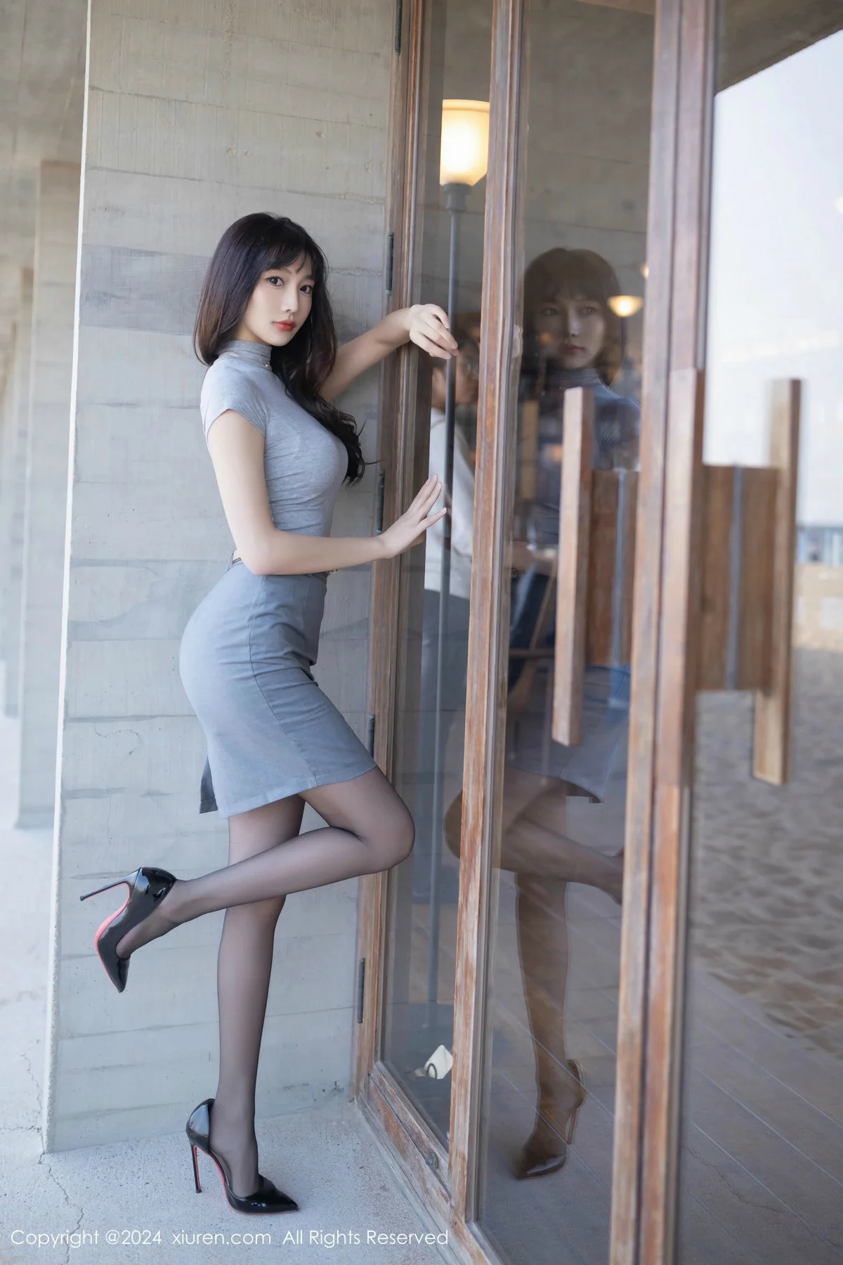 陆萱萱性感灰色OL服饰露红色内衣配开档黑丝极致魅惑写真 第 11 张