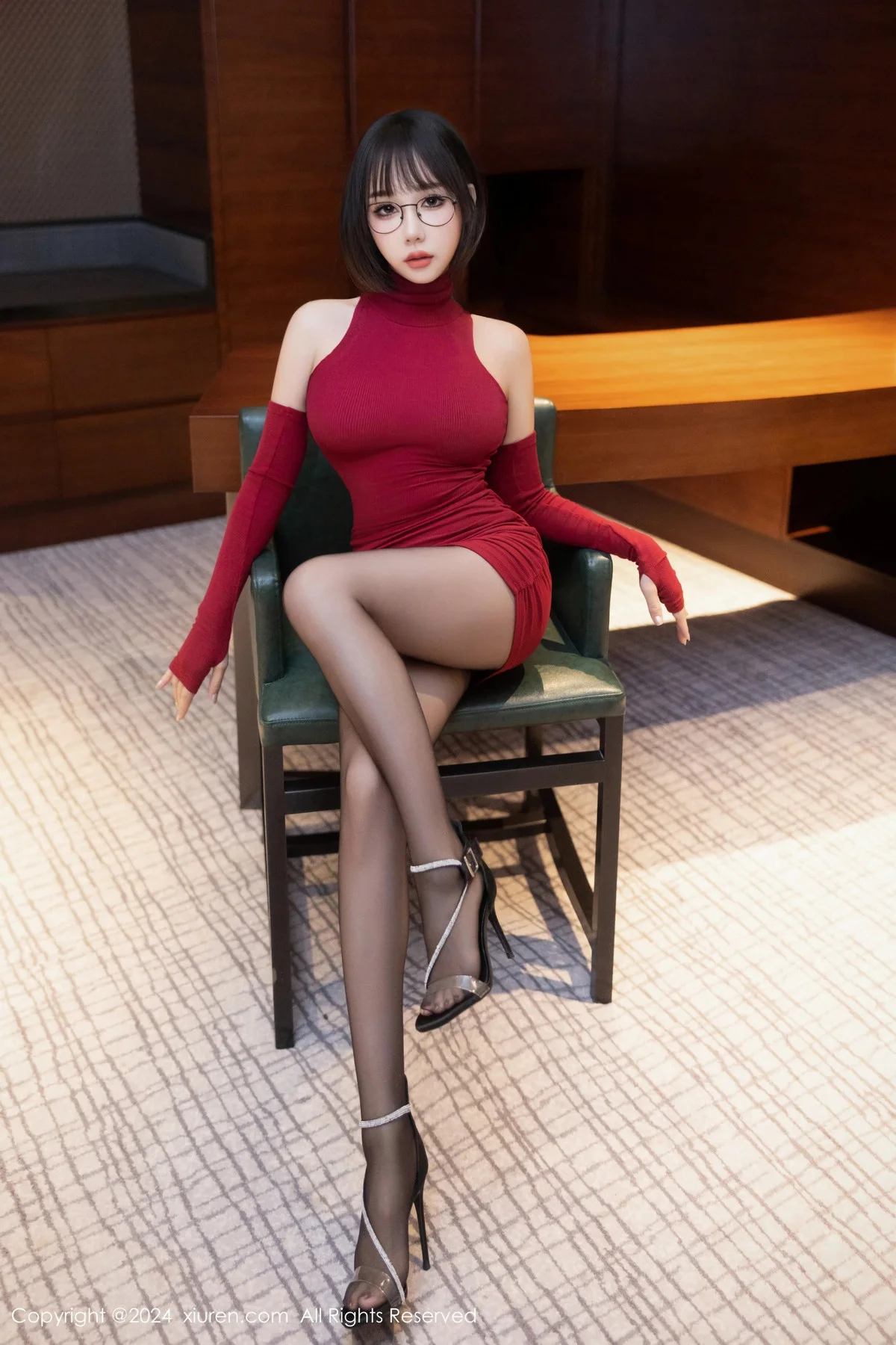 波巧酱性感红色连衣短裙配开档黑丝秀曼妙身姿惹火绝美写真 第 4 张