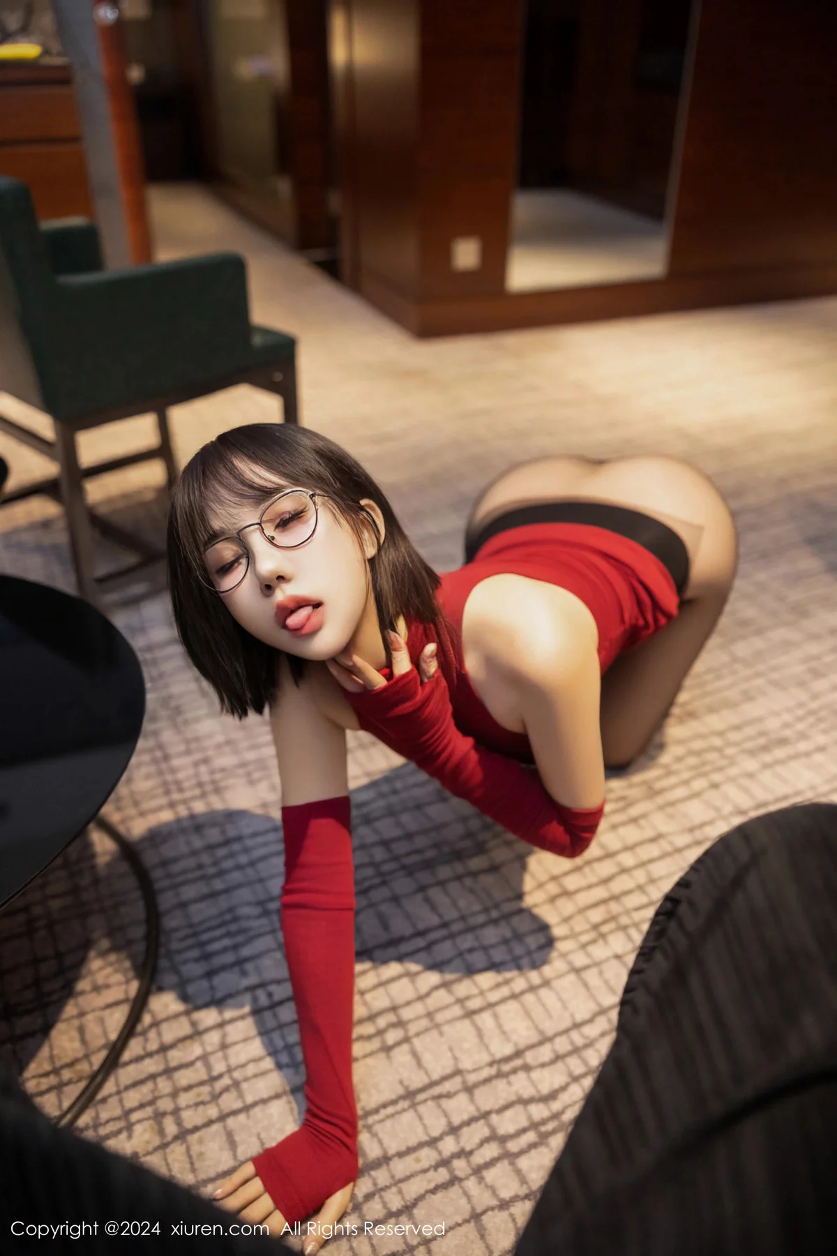 波巧酱性感红色连衣短裙配开档黑丝秀曼妙身姿惹火绝美写真 第 70 张