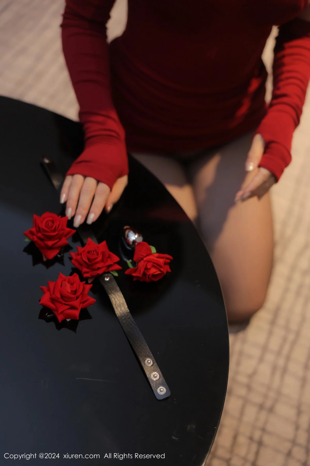 波巧酱性感红色连衣短裙配开档黑丝秀曼妙身姿惹火绝美写真 第 80 张