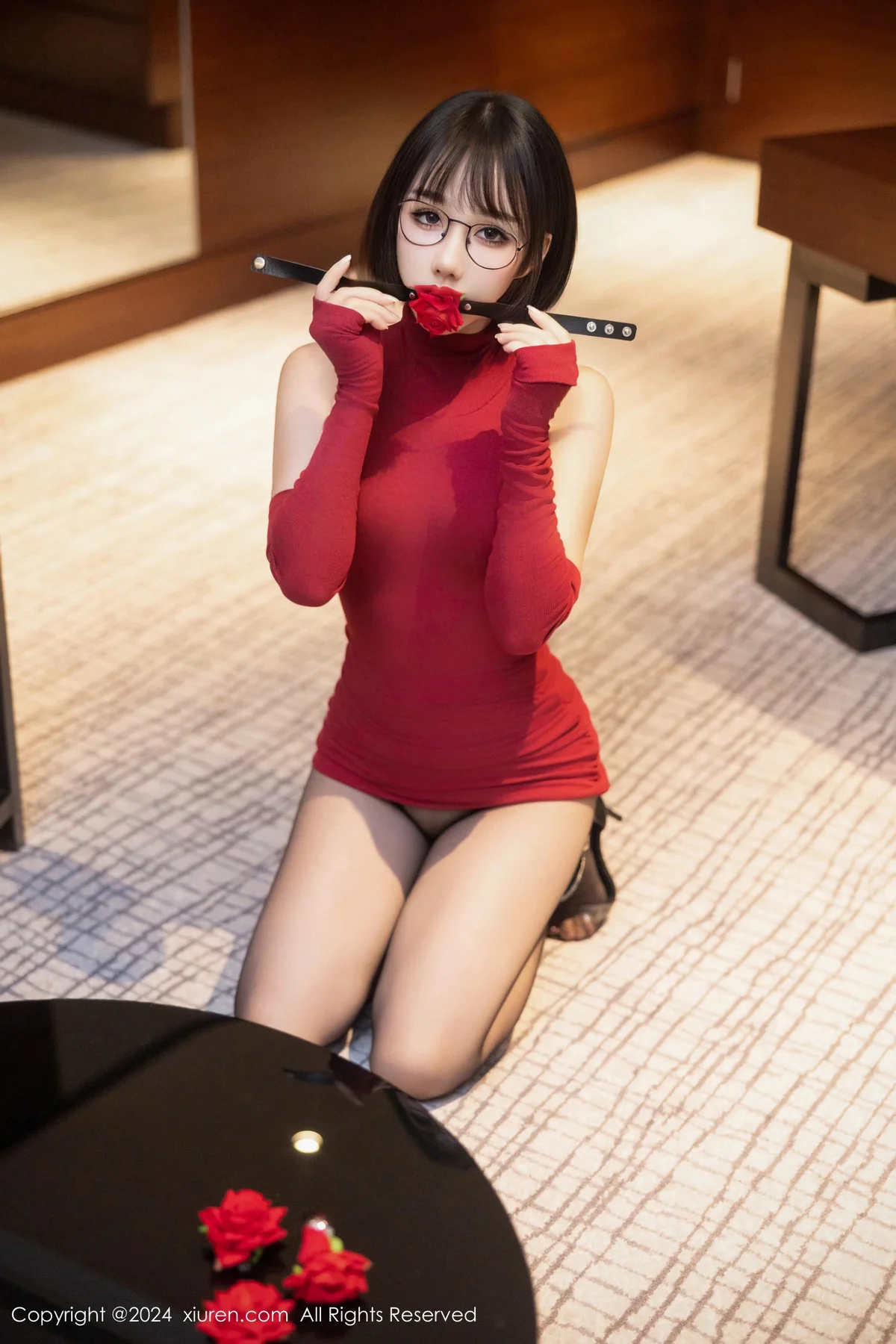 波巧酱性感红色连衣短裙配开档黑丝秀曼妙身姿惹火绝美写真 第 81 张