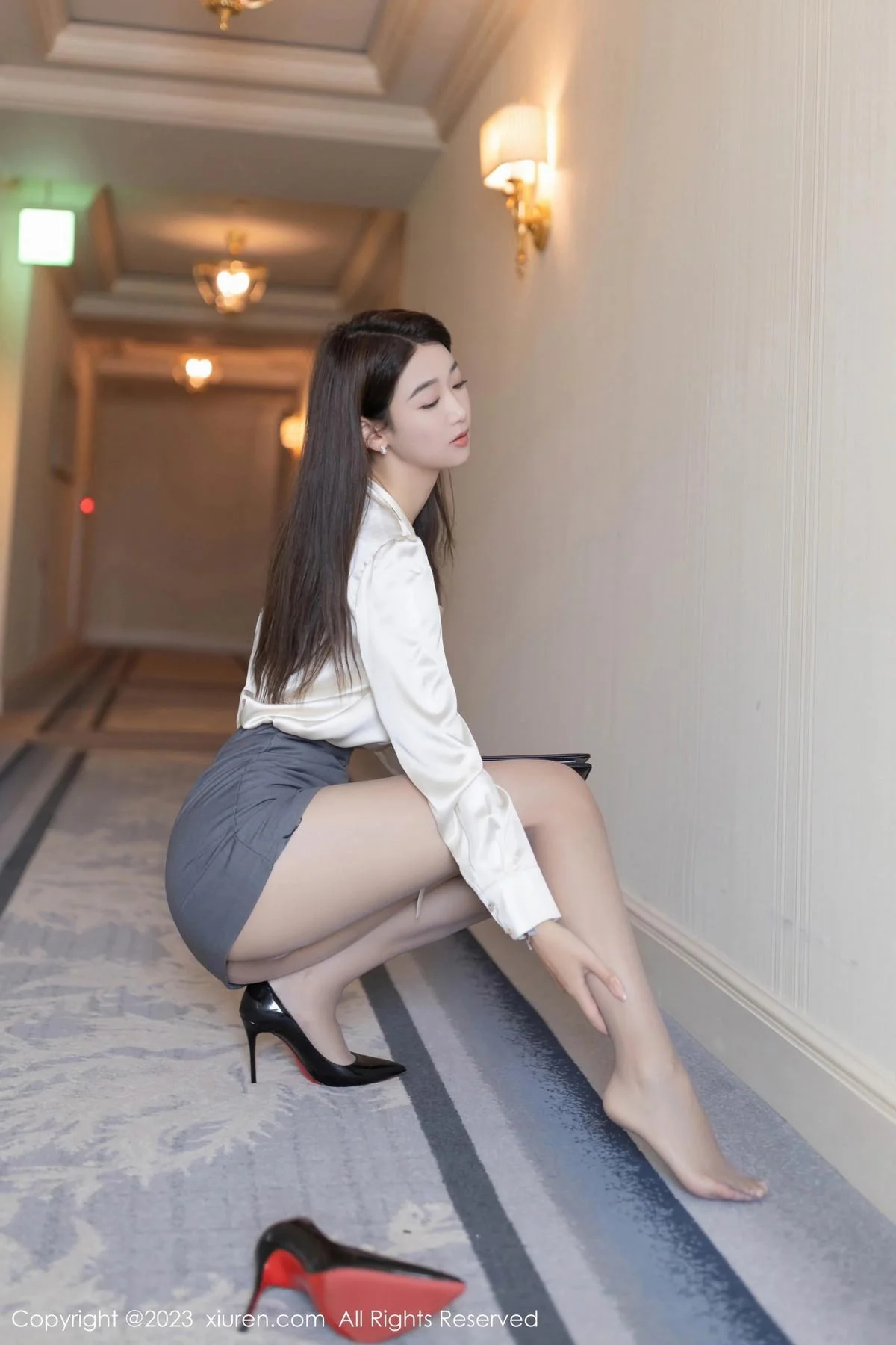 唐安琪性感浅色上衣配灰短裙露紫色蕾丝内衣迷人绝美写真 第 3 张