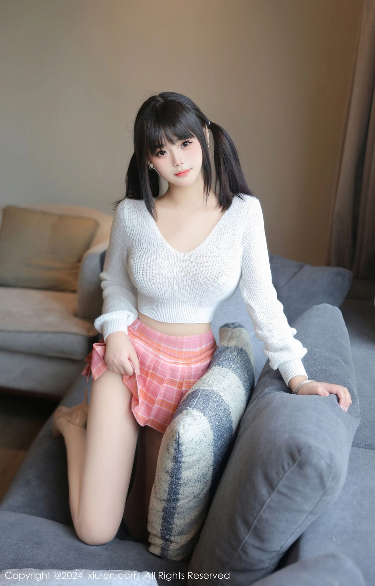 徐若兮白色针织上衣配粉色短裙露超薄肉丝迷人绝美写真 第 1 张