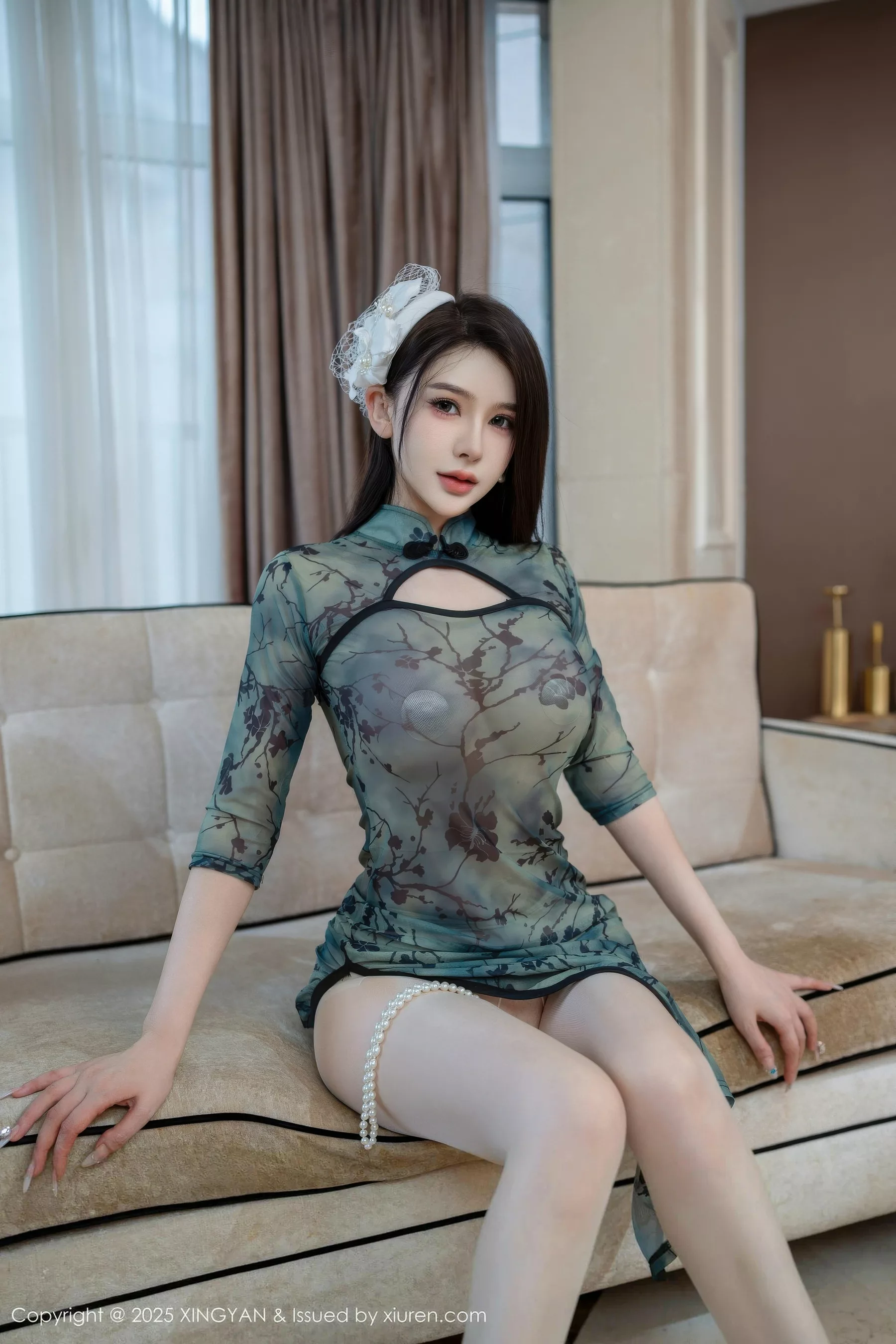 李丽莎性感蓝色短旗袍配开档白丝秀曼妙身姿绝美写真 第 95 张