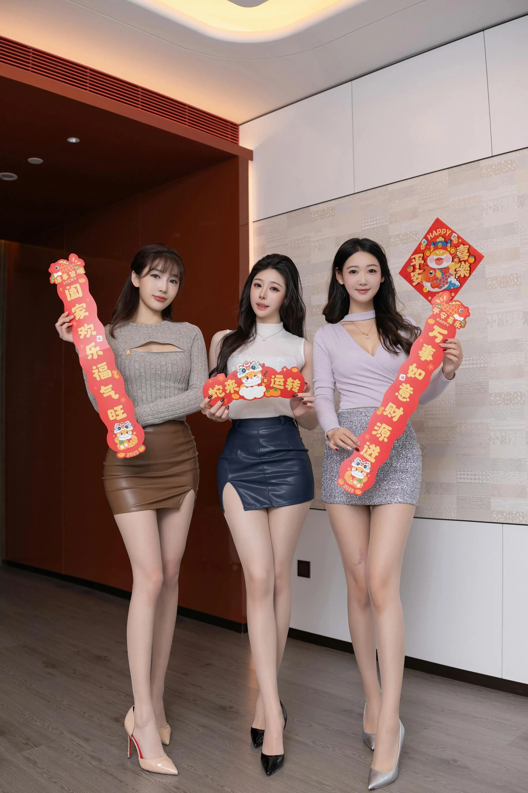 [秀人付费] 唐安琪&陆萱萱&小逗逗 诱人私拍福利 三姐妹闹新春 第 2 张