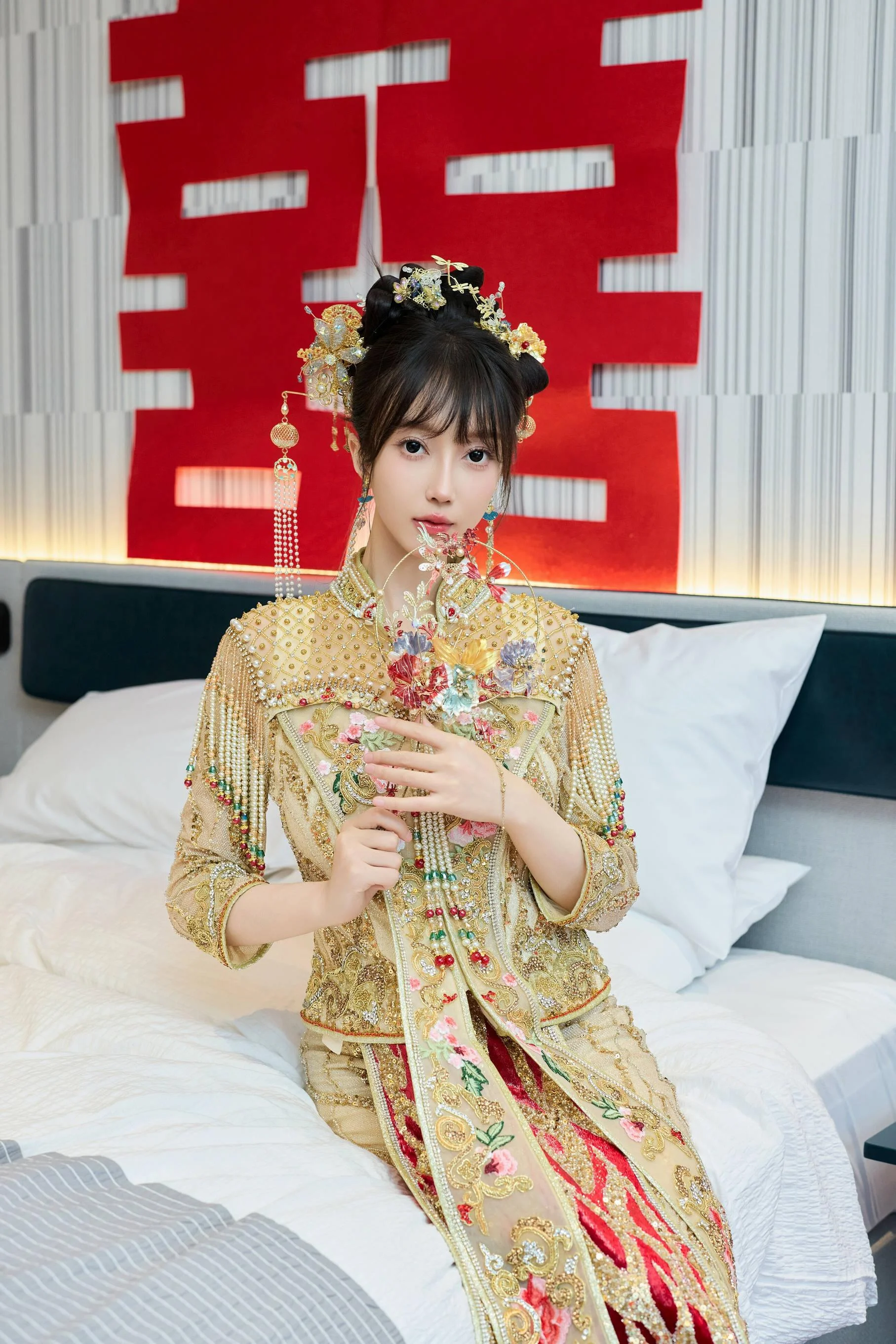 [秀人付费] 玥儿玥er 诱人私拍福利 婚纱制服诱惑 第 12 张