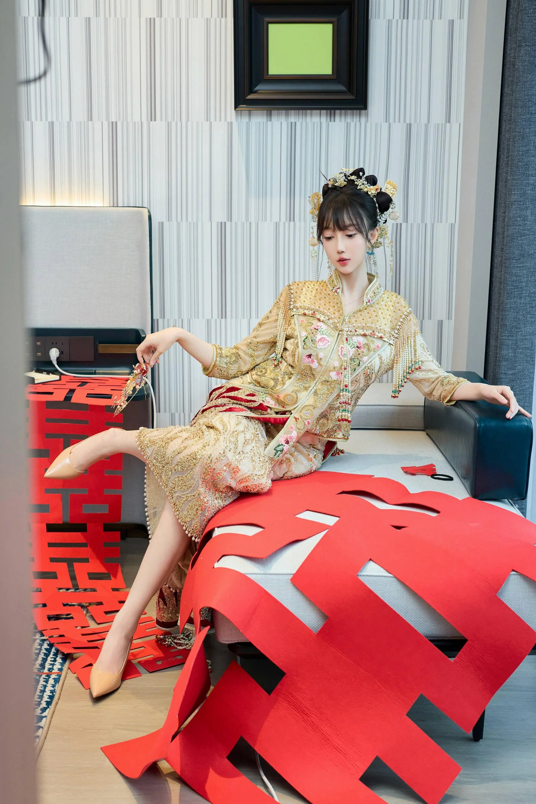 [秀人付费] 玥儿玥er 诱人私拍福利 婚纱制服诱惑 第 23 张