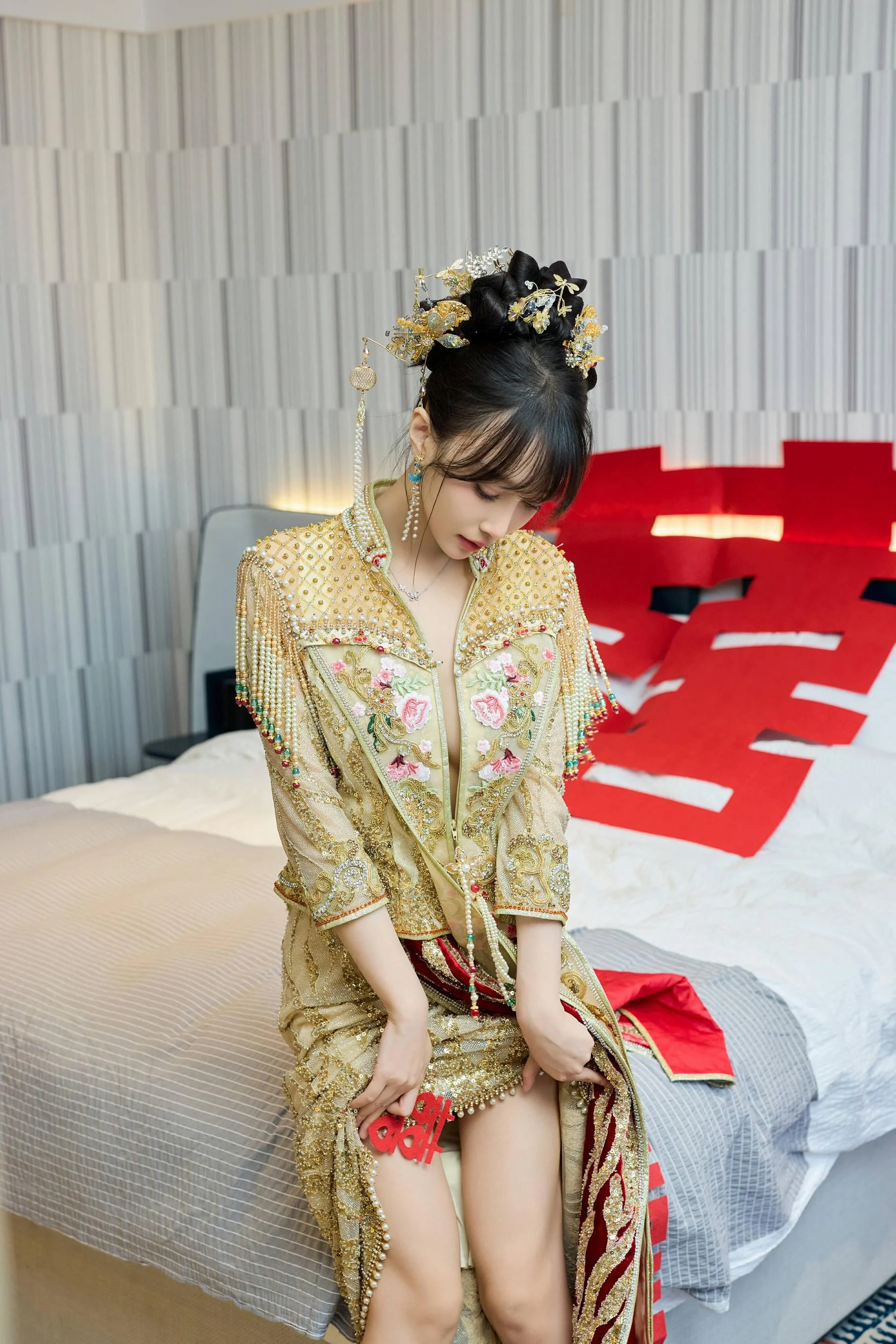 [秀人付费] 玥儿玥er 诱人私拍福利 婚纱制服诱惑 第 52 张