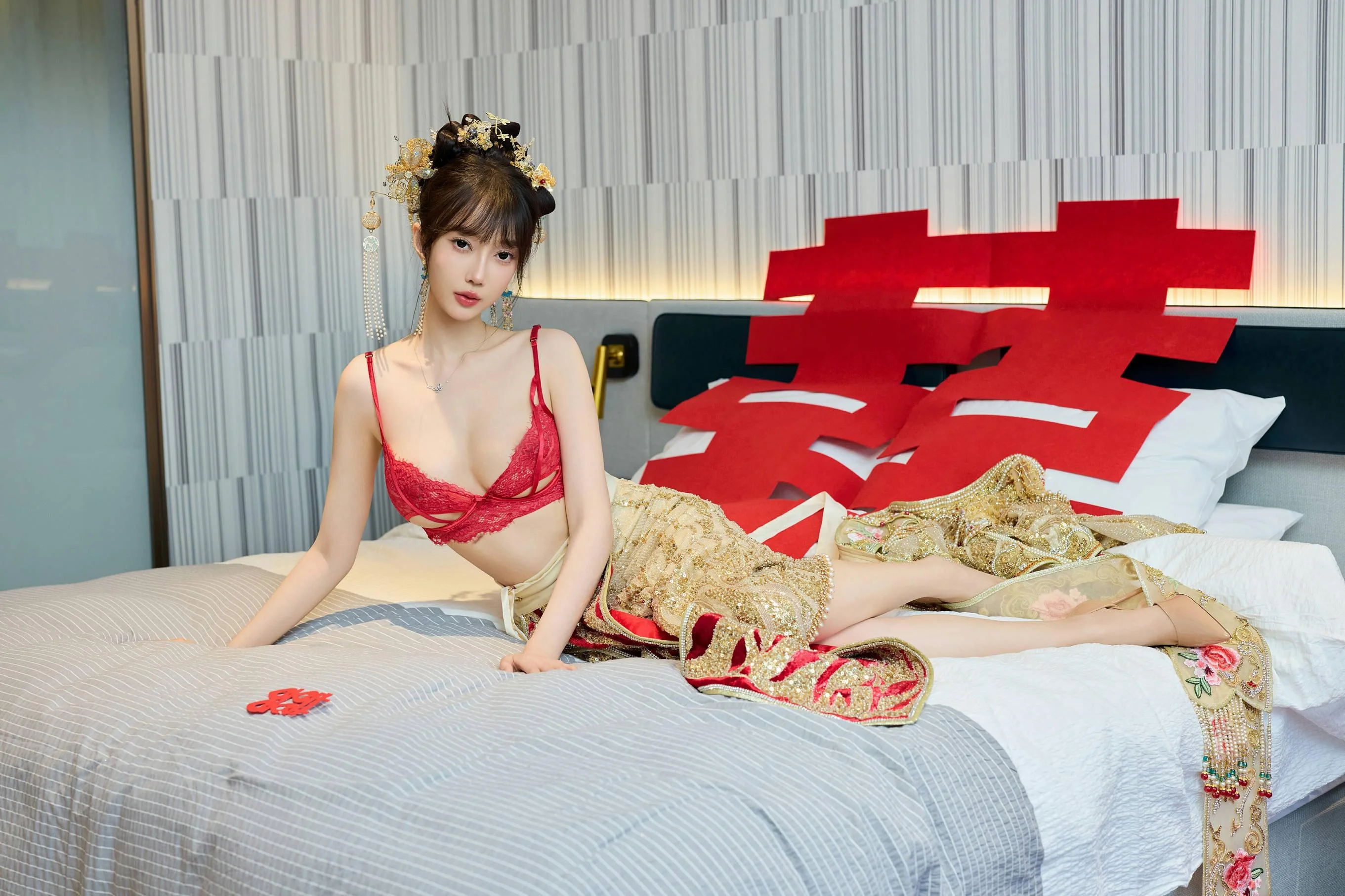[秀人付费] 玥儿玥er 诱人私拍福利 婚纱制服诱惑 第 56 张