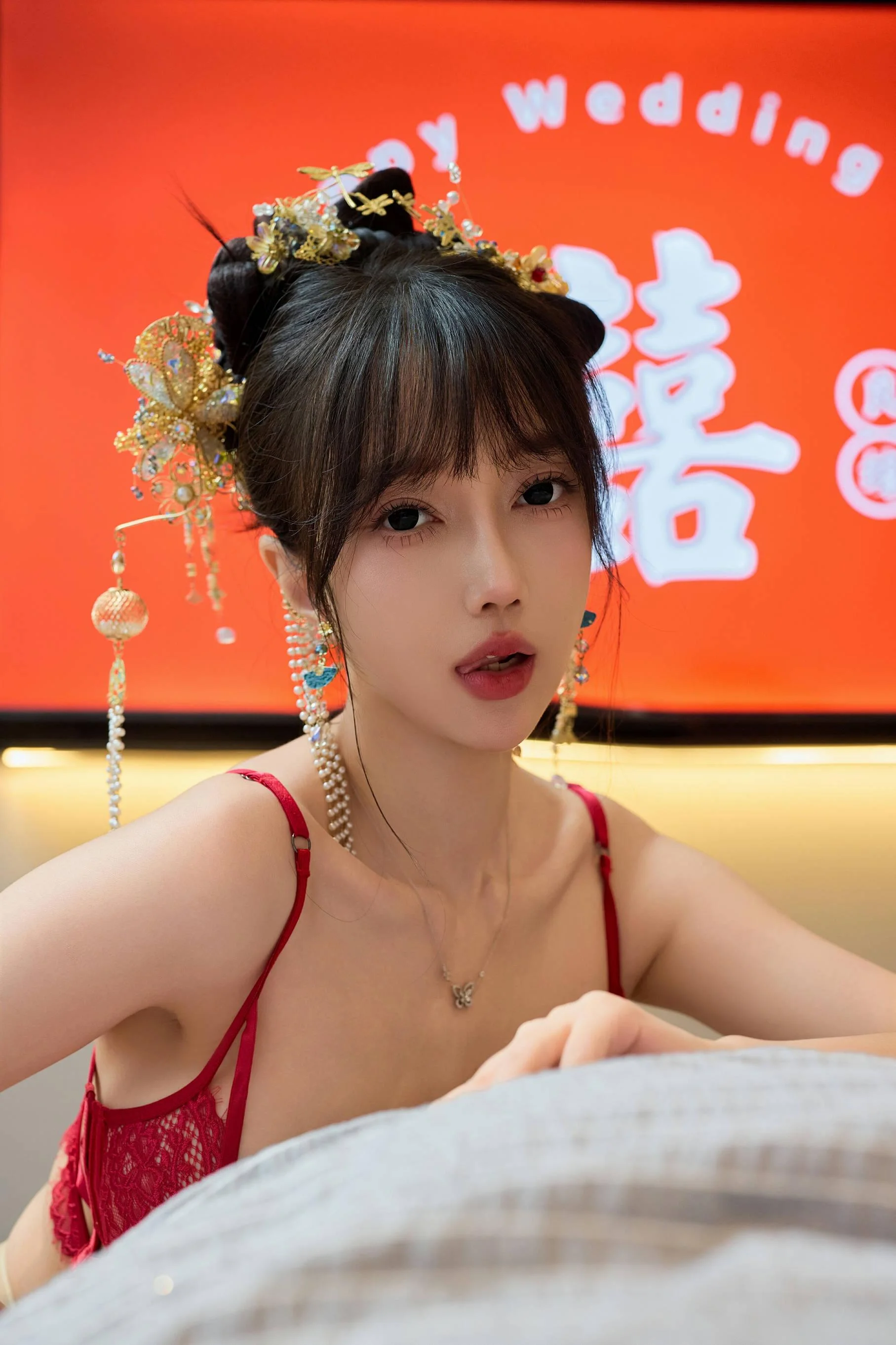 [秀人付费] 玥儿玥er 诱人私拍福利 婚纱制服诱惑 第 95 张