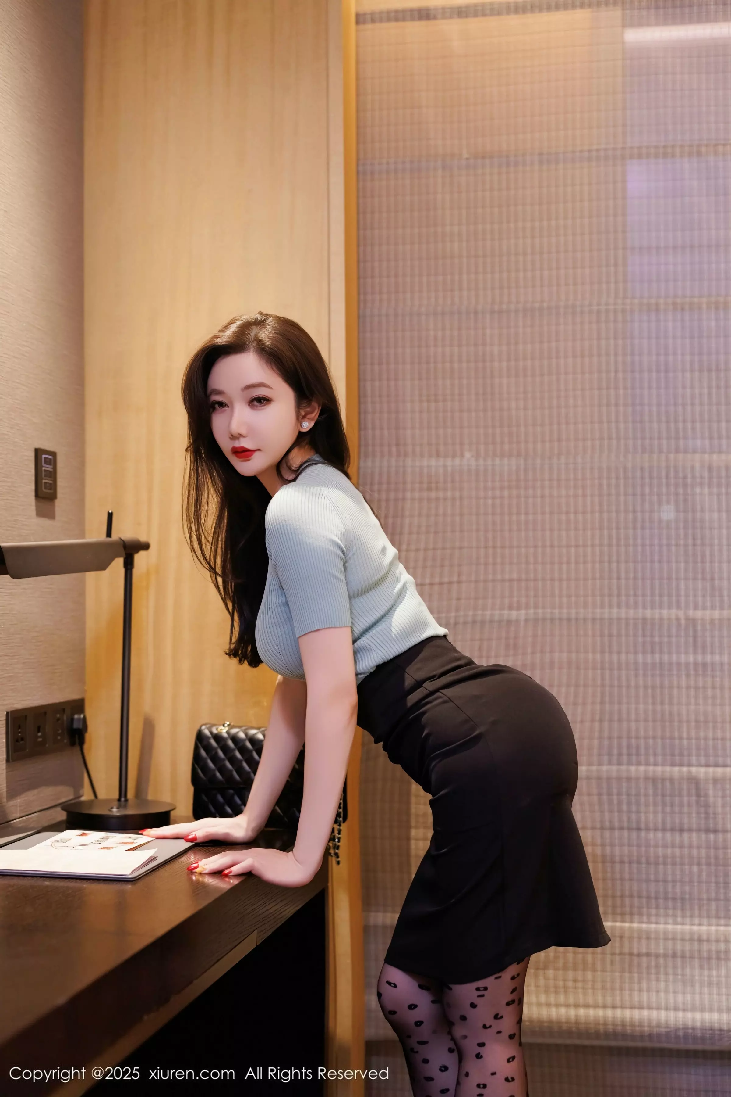 心妍小公主性感蓝T配黑短裙露黑丝吊袜秀翘臀美腿绝美写真 第 10 张