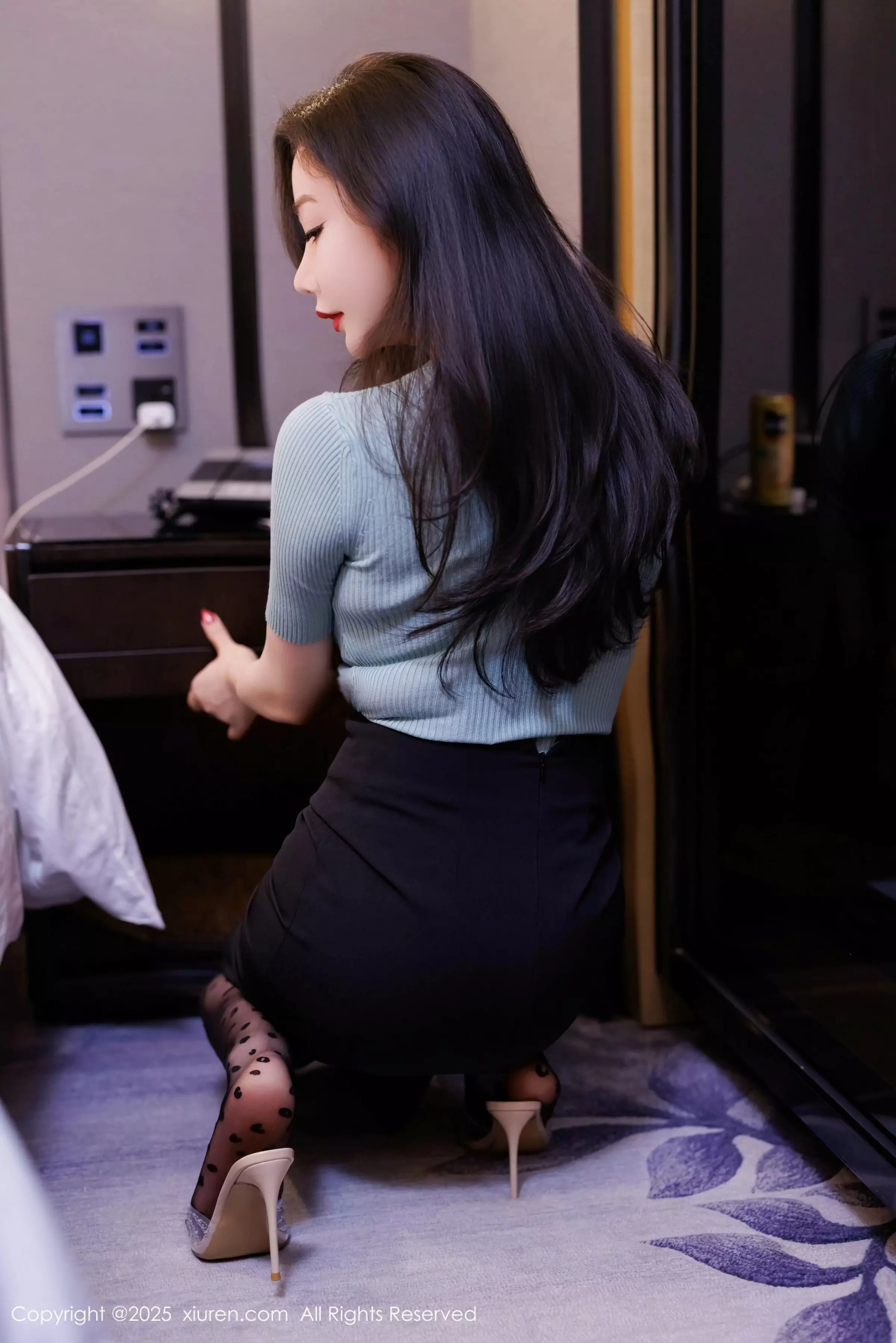 心妍小公主性感蓝T配黑短裙露黑丝吊袜秀翘臀美腿绝美写真 第 11 张