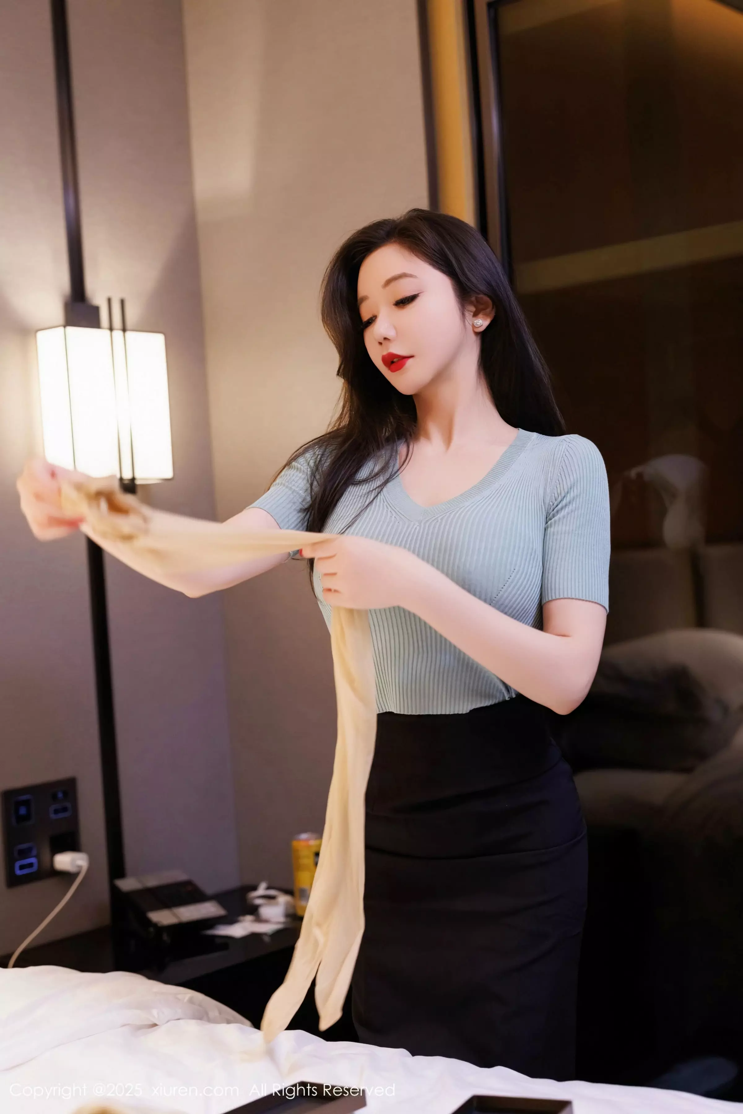 心妍小公主性感蓝T配黑短裙露黑丝吊袜秀翘臀美腿绝美写真 第 14 张
