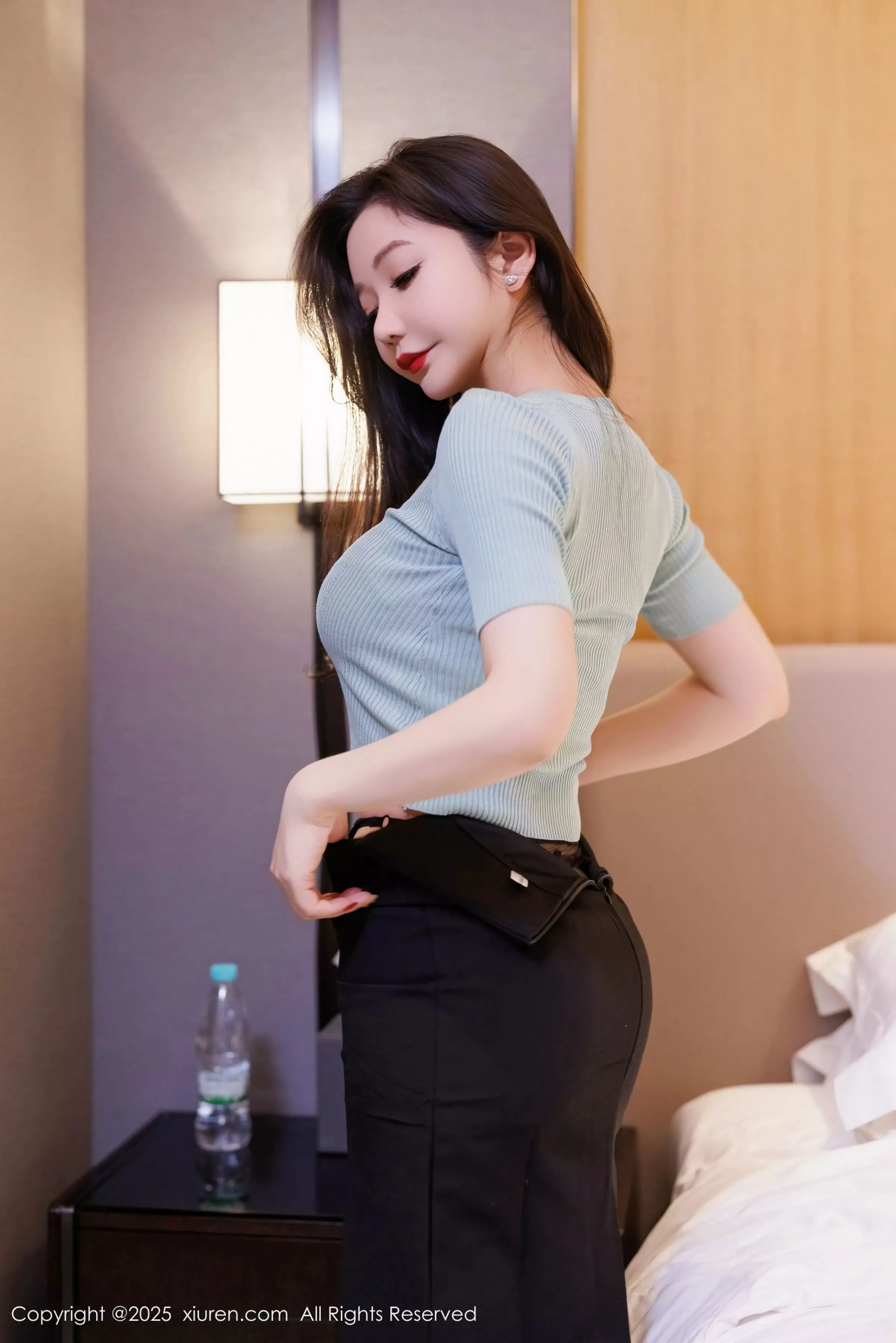 心妍小公主性感蓝T配黑短裙露黑丝吊袜秀翘臀美腿绝美写真 第 20 张