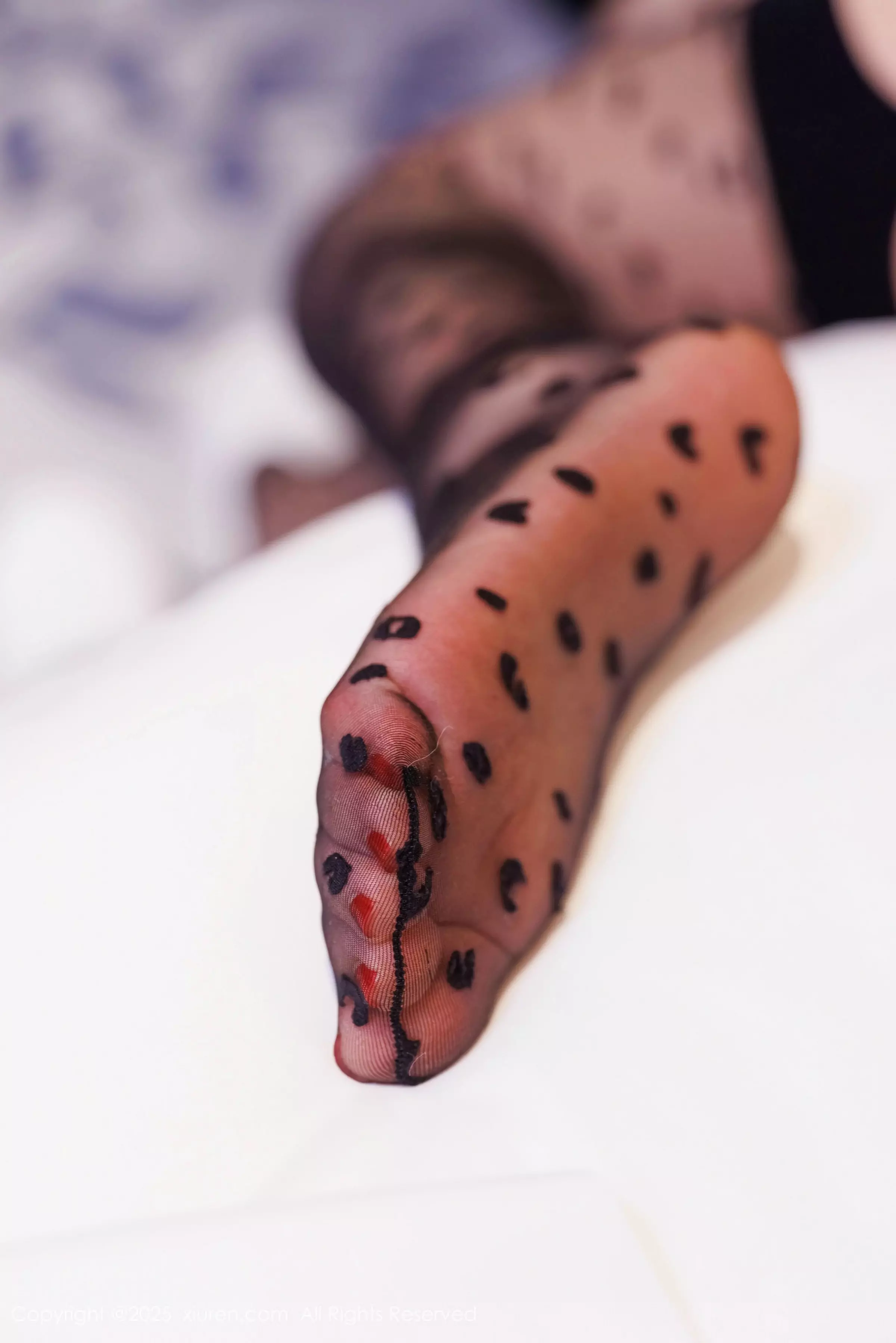 心妍小公主性感蓝T配黑短裙露黑丝吊袜秀翘臀美腿绝美写真 第 37 张