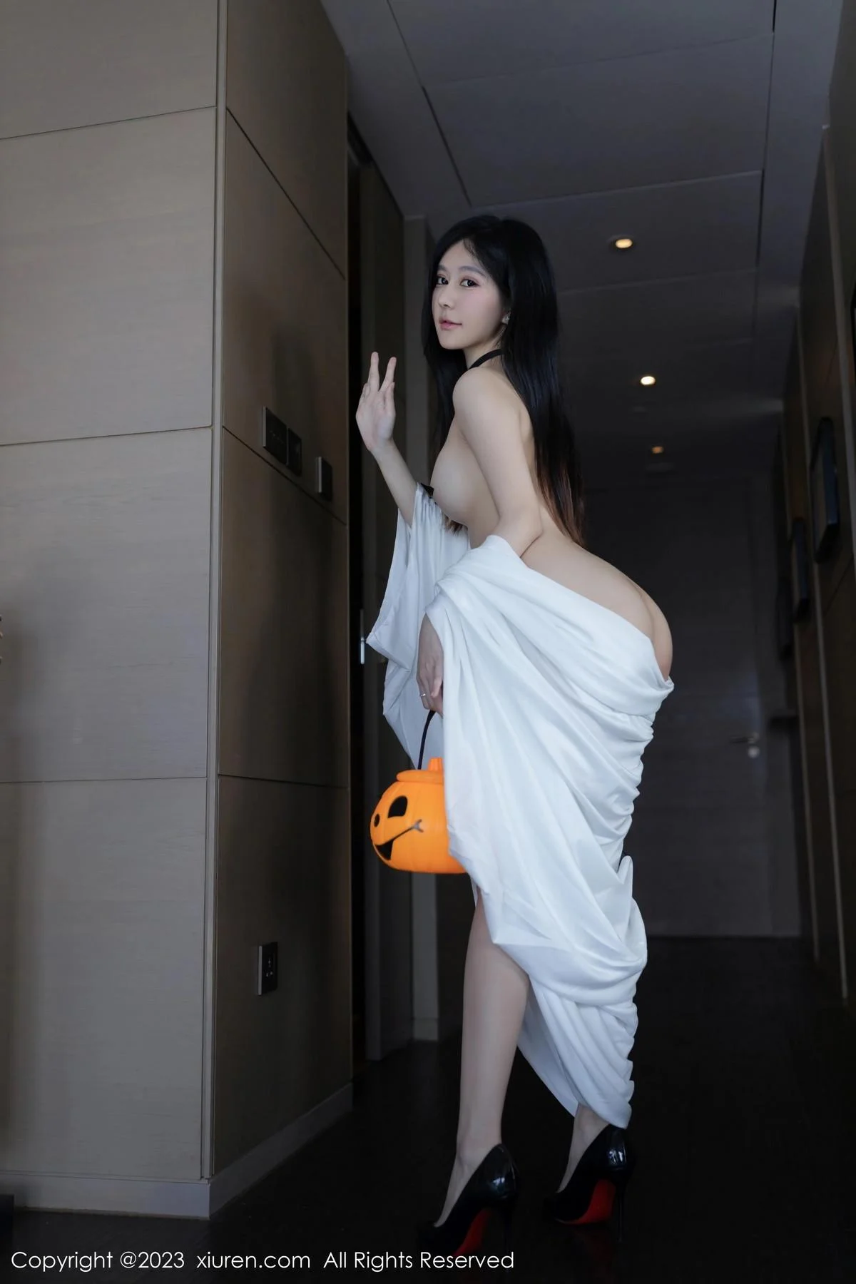 幼幼性感黑色皮质情趣服饰配黑丝吊袜秀完美身材绝美写真 第 80 张
