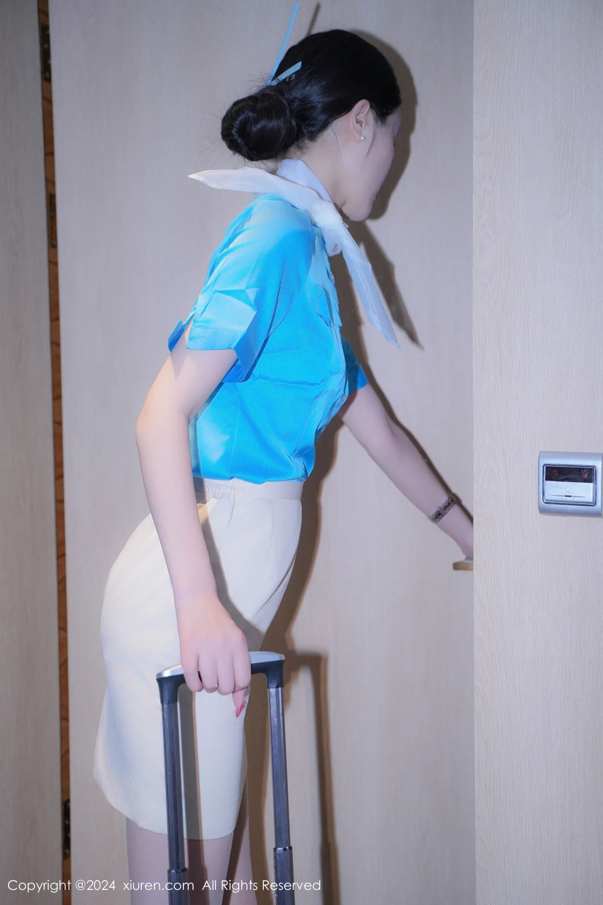 Erikaki性感蓝衣白裙制服配白色丝袜秀曼妙身姿迷人绝美写真 第 13 张