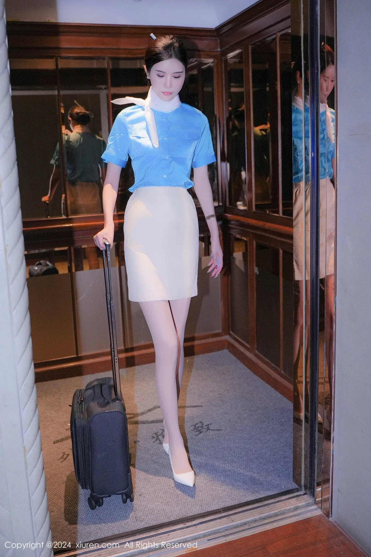 Erikaki性感蓝衣白裙制服配白色丝袜秀曼妙身姿迷人绝美写真 第 14 张