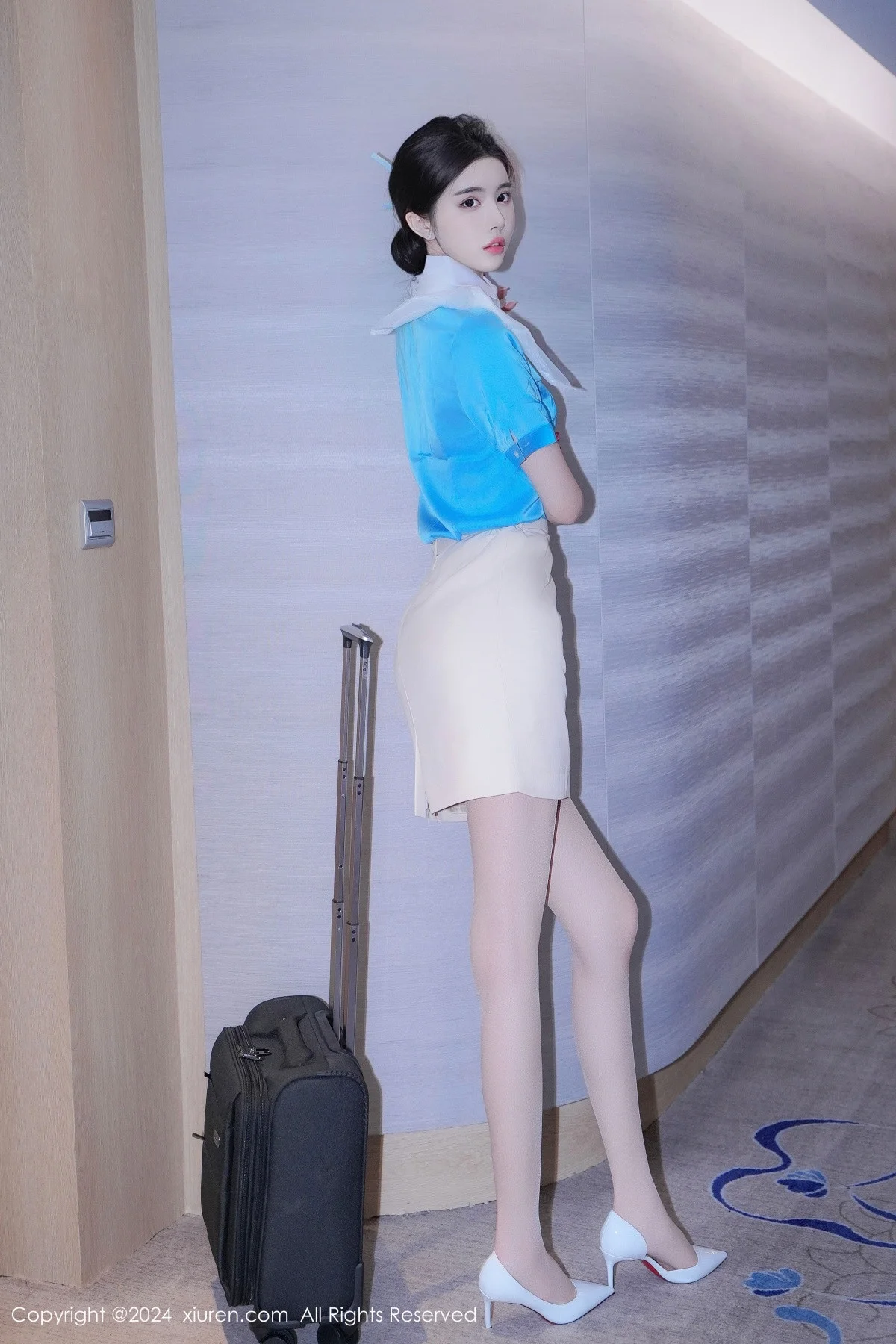 Erikaki性感蓝衣白裙制服配白色丝袜秀曼妙身姿迷人绝美写真 第 20 张