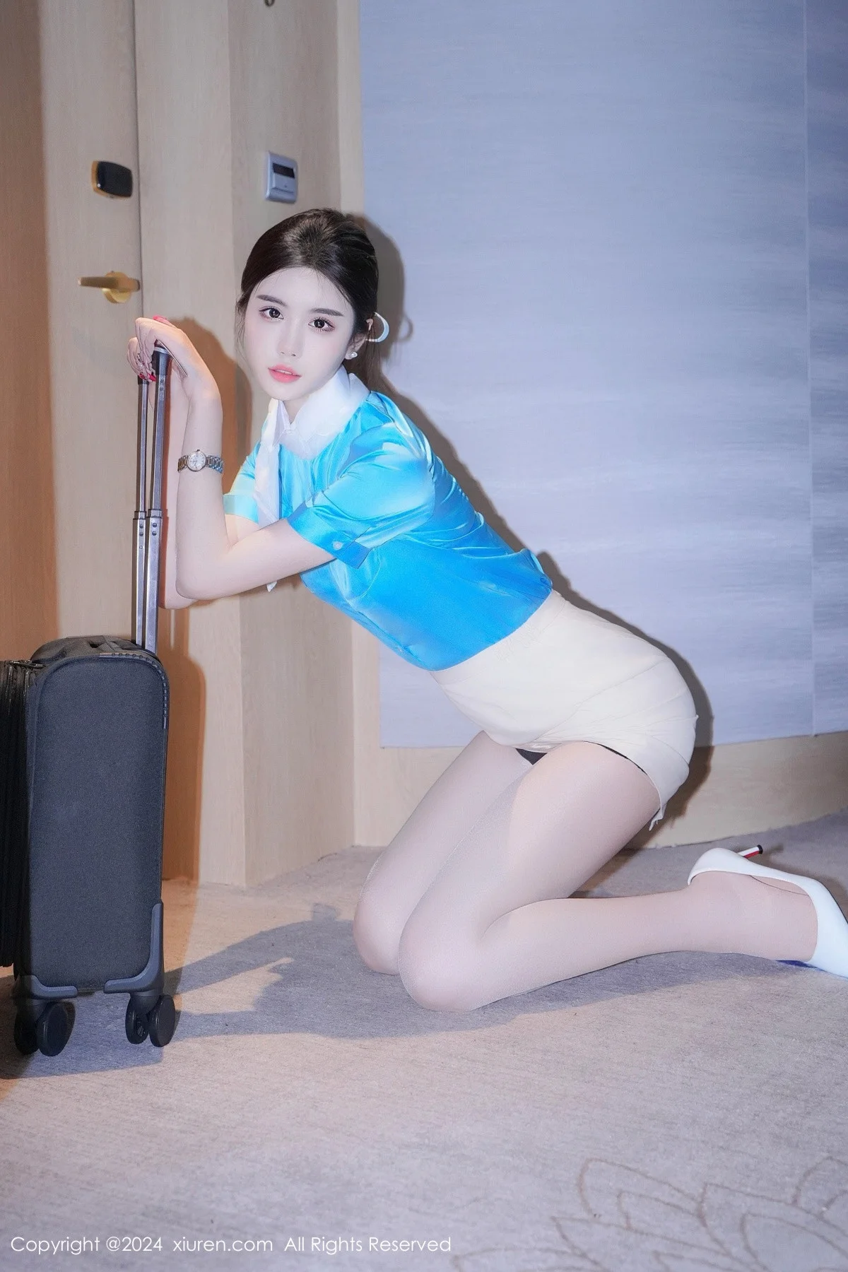 Erikaki性感蓝衣白裙制服配白色丝袜秀曼妙身姿迷人绝美写真 第 23 张