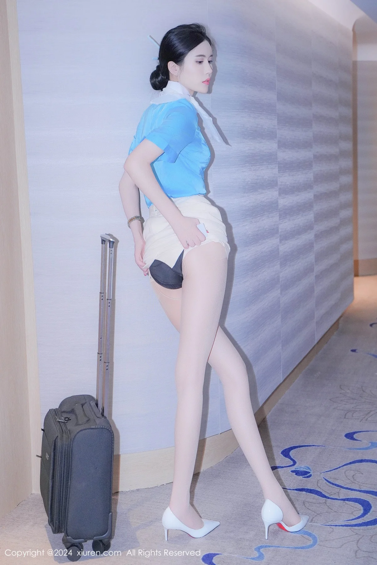 Erikaki性感蓝衣白裙制服配白色丝袜秀曼妙身姿迷人绝美写真 第 24 张