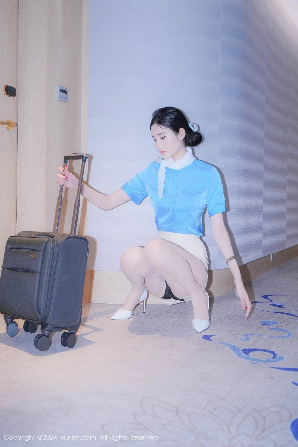 Erikaki性感蓝衣白裙制服配白色丝袜秀曼妙身姿迷人绝美写真 第 25 张