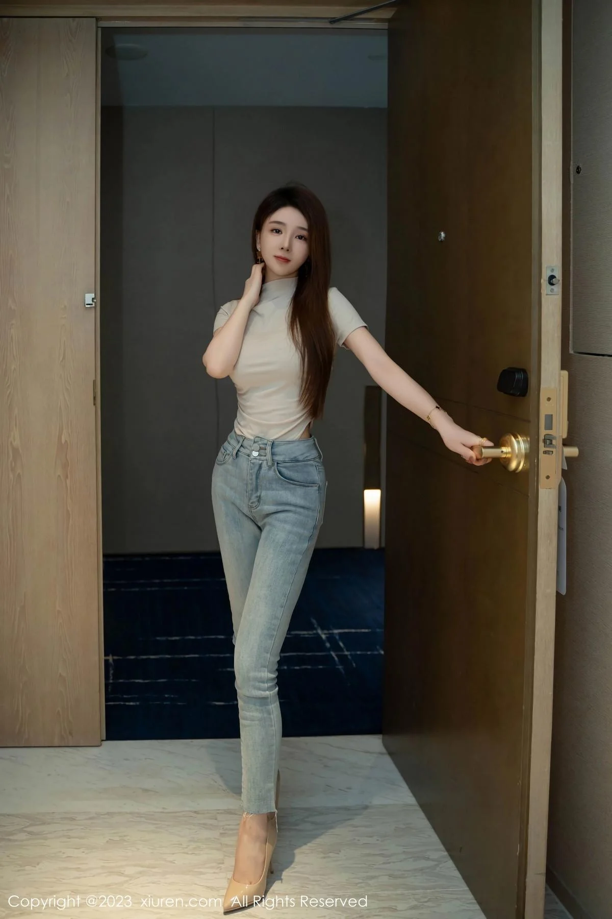 雨儿baby性感浅色衣配牛仔裤半脱秀丰腴身材绝美写真 第 11 张