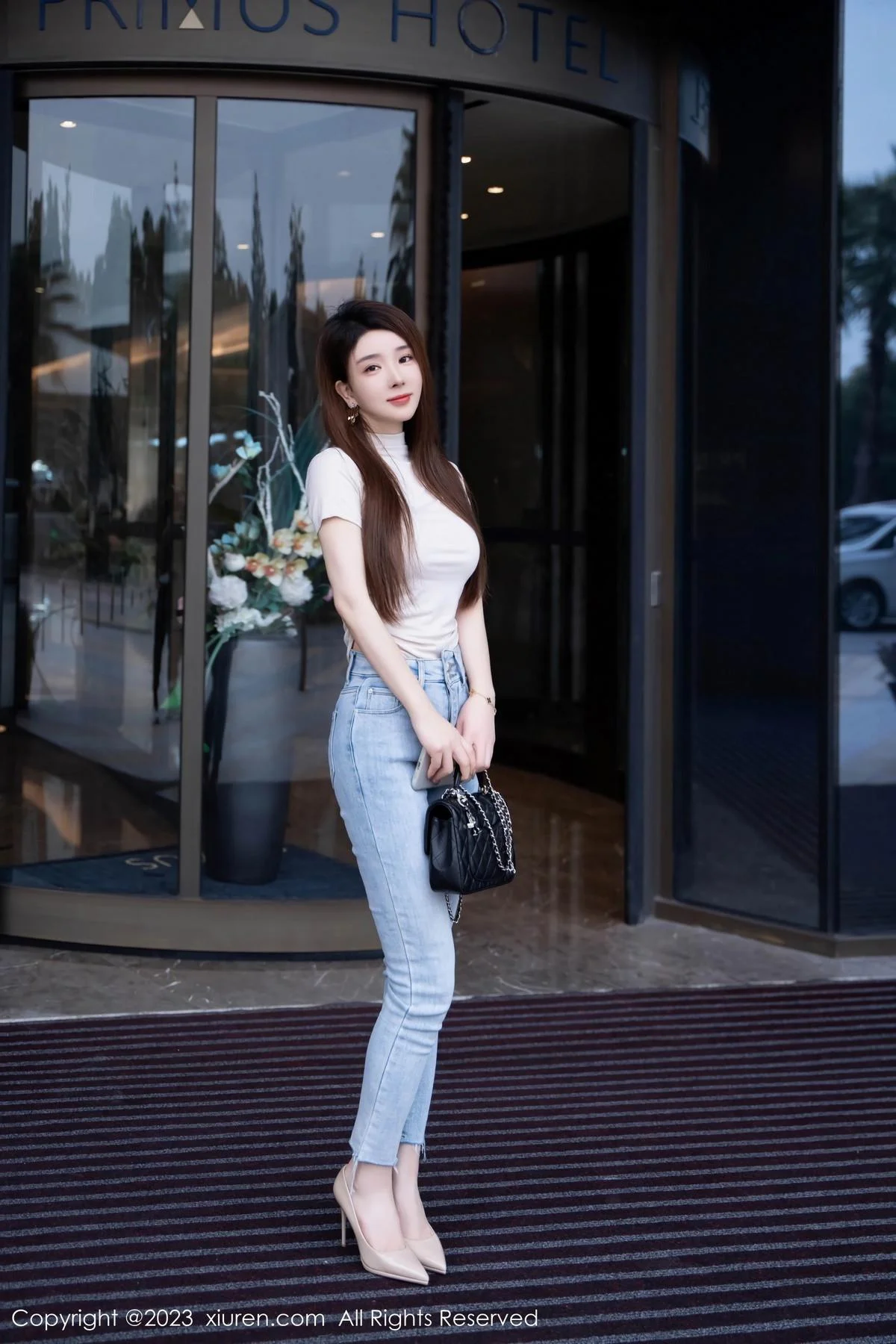 雨儿baby性感浅色衣配牛仔裤半脱秀丰腴身材绝美写真 第 2 张