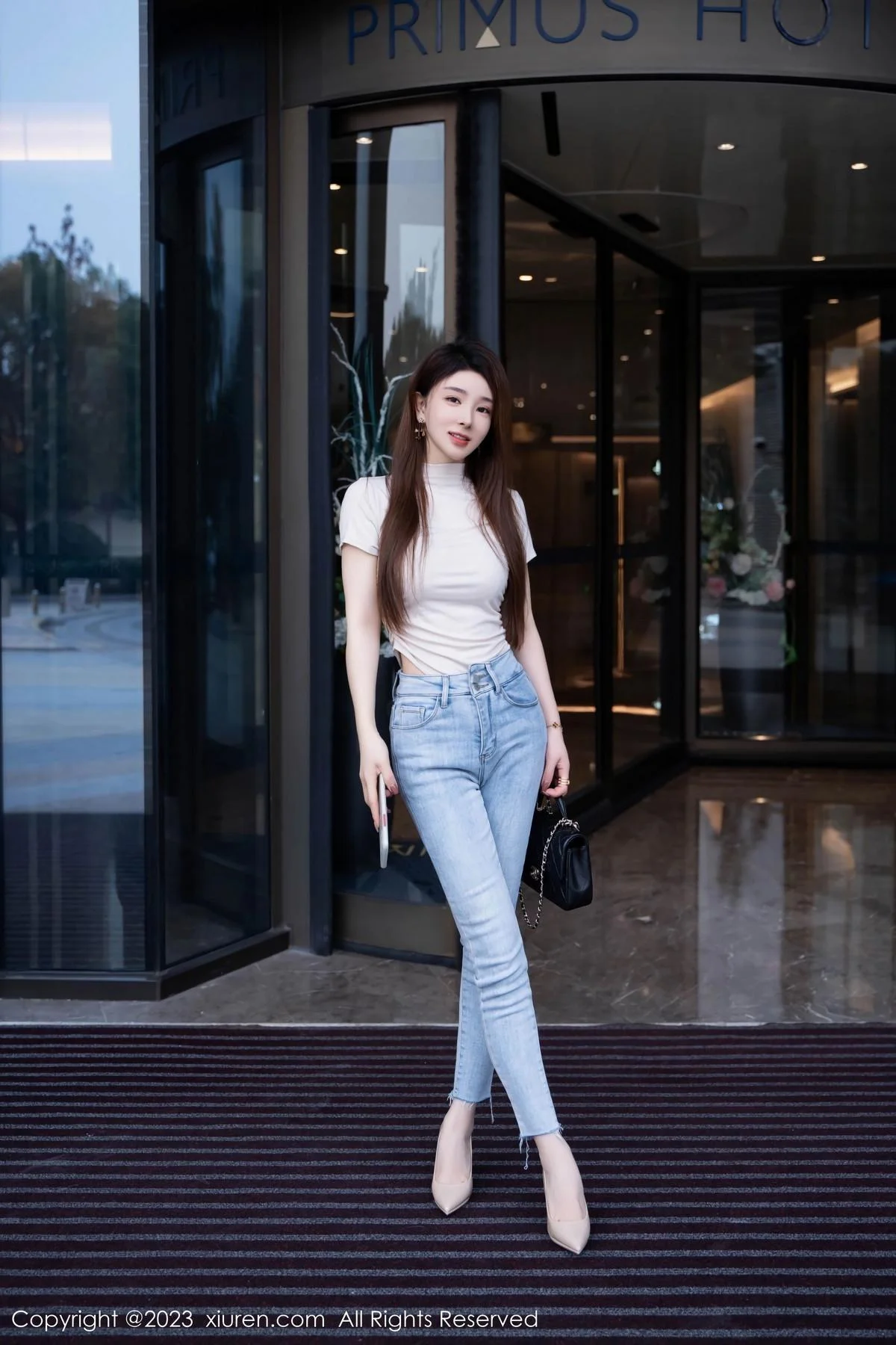 雨儿baby性感浅色衣配牛仔裤半脱秀丰腴身材绝美写真 第 6 张