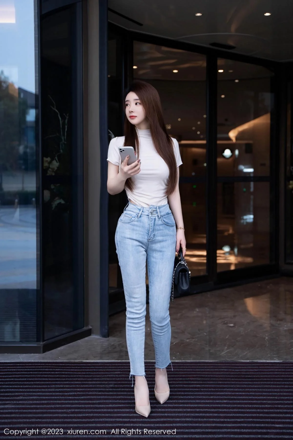 雨儿baby性感浅色衣配牛仔裤半脱秀丰腴身材绝美写真 第 7 张