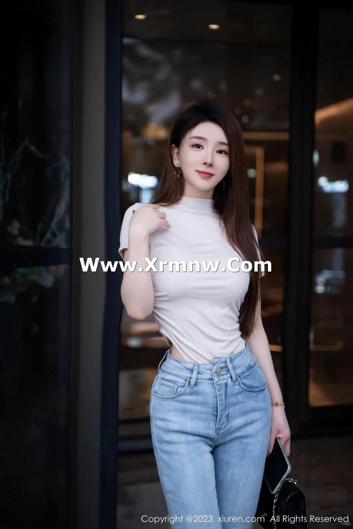 雨儿baby性感浅色衣配牛仔裤半脱秀丰腴身材绝美写真 第 9 张