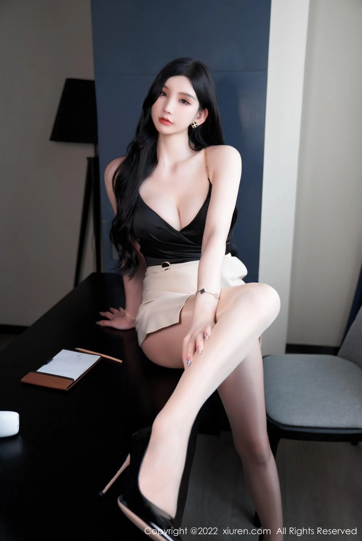 周于希Sally私房黑色低胸服饰半脱露傲人豪乳遮点绝美写真 第 15 张