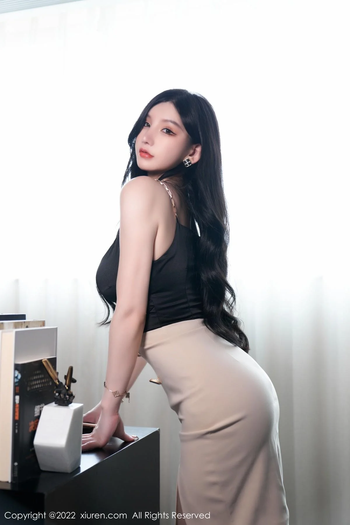 周于希Sally私房黑色低胸服饰半脱露傲人豪乳遮点绝美写真 第 5 张