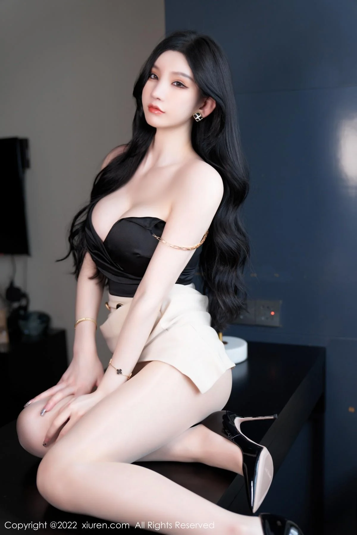 周于希Sally私房黑色低胸服饰半脱露傲人豪乳遮点绝美写真 第 65 张