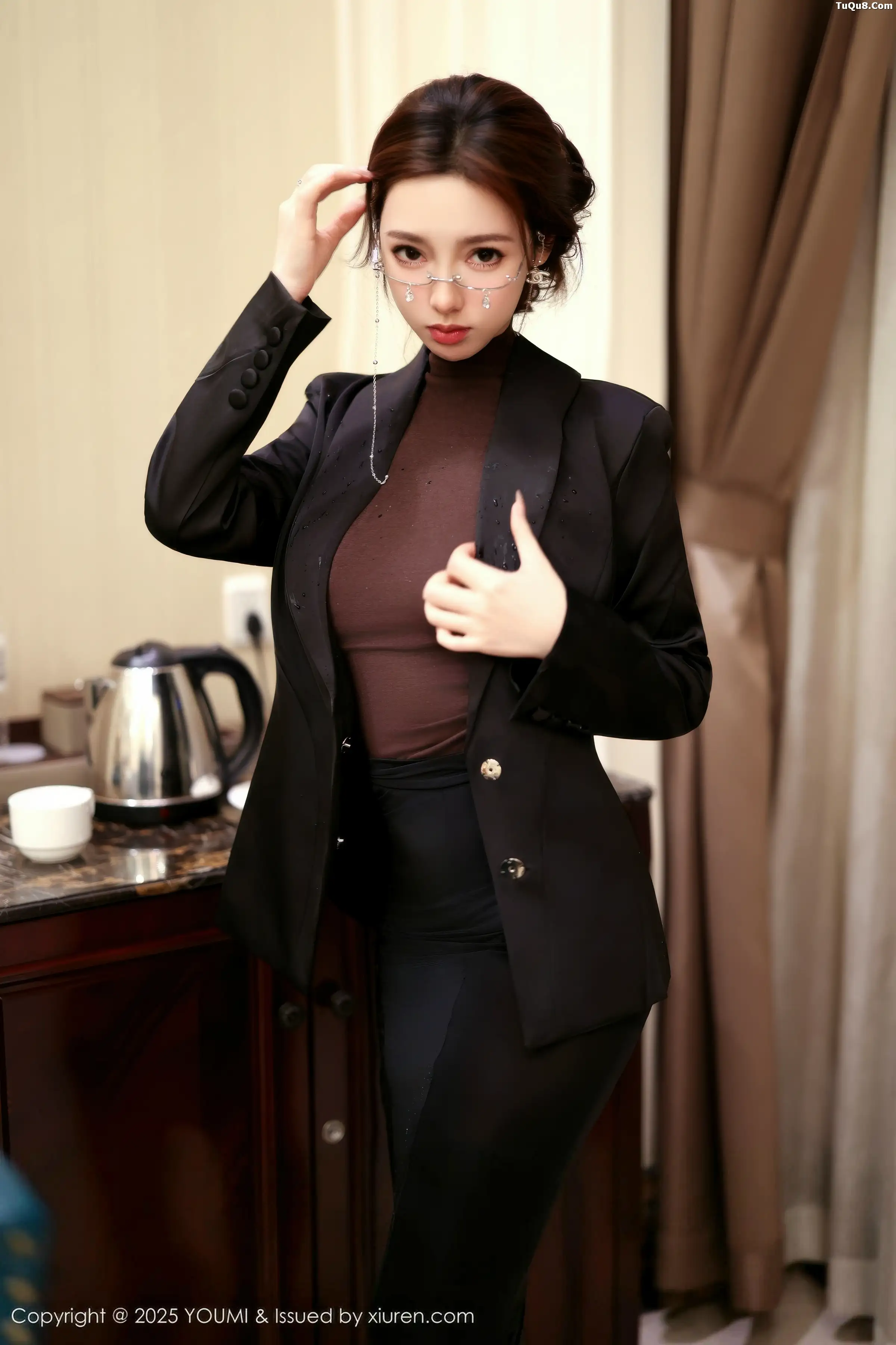 Twins-桃桃性感黑色西服配黑丝吊袜秀曼妙身姿迷人绝美写真 第 21 张