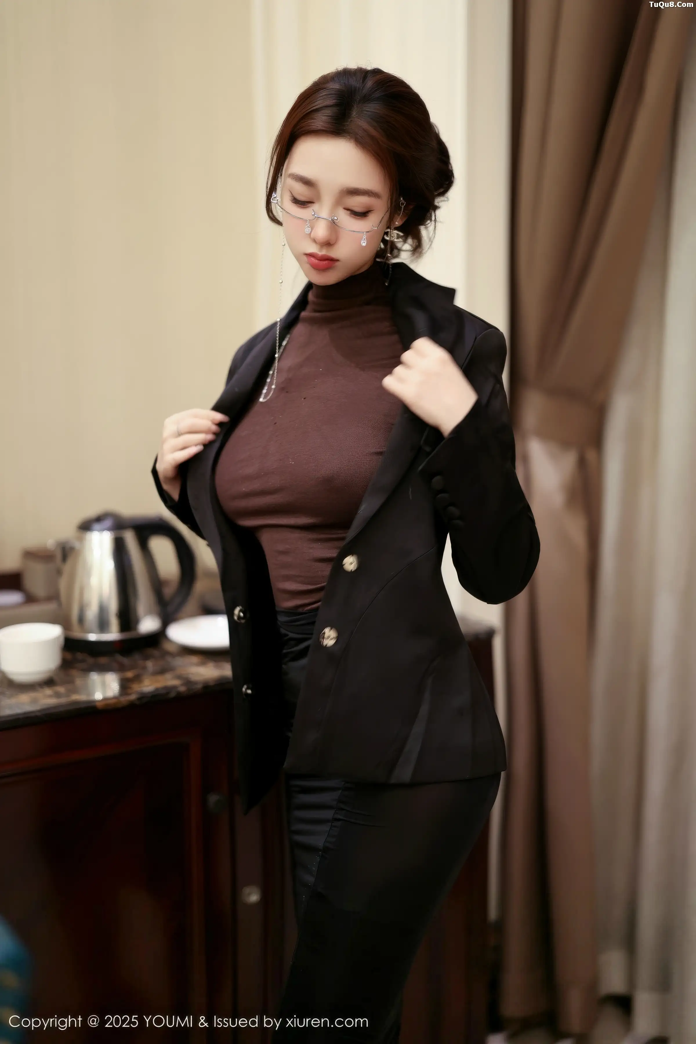 Twins-桃桃性感黑色西服配黑丝吊袜秀曼妙身姿迷人绝美写真 第 23 张