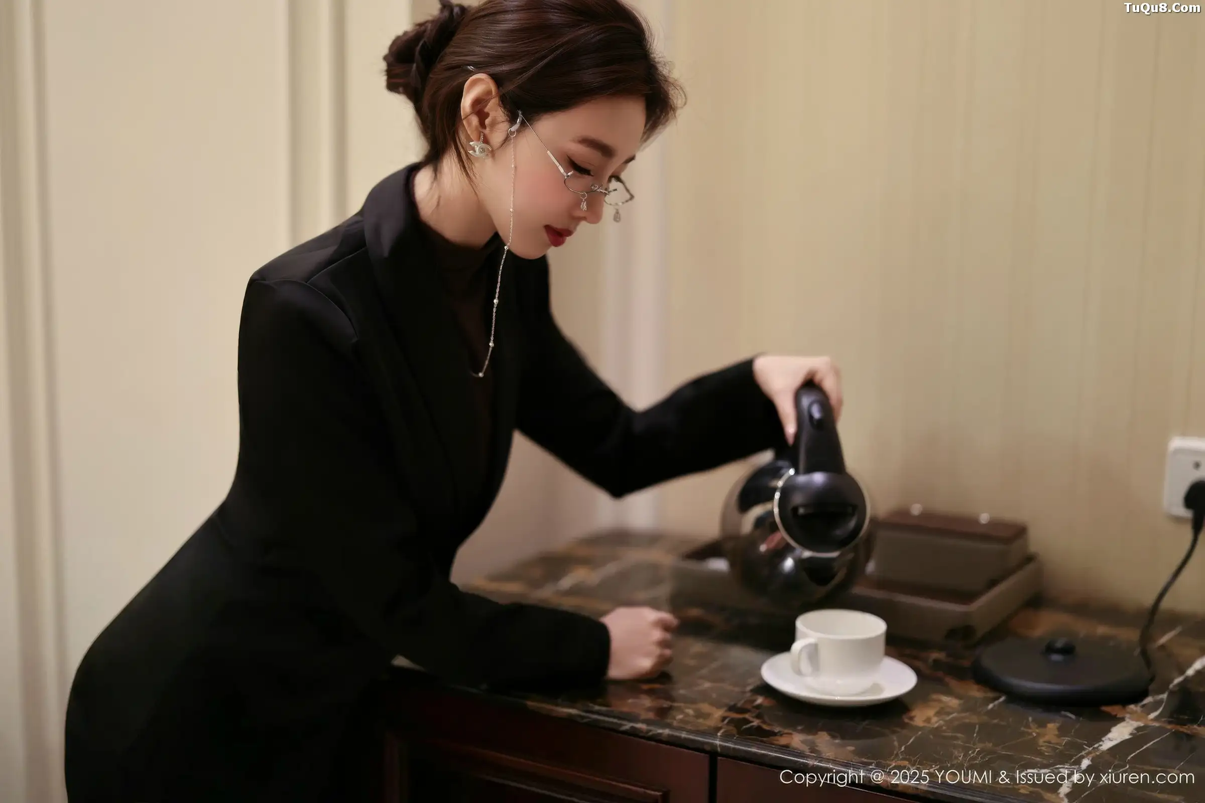 Twins-桃桃性感黑色西服配黑丝吊袜秀曼妙身姿迷人绝美写真 第 8 张